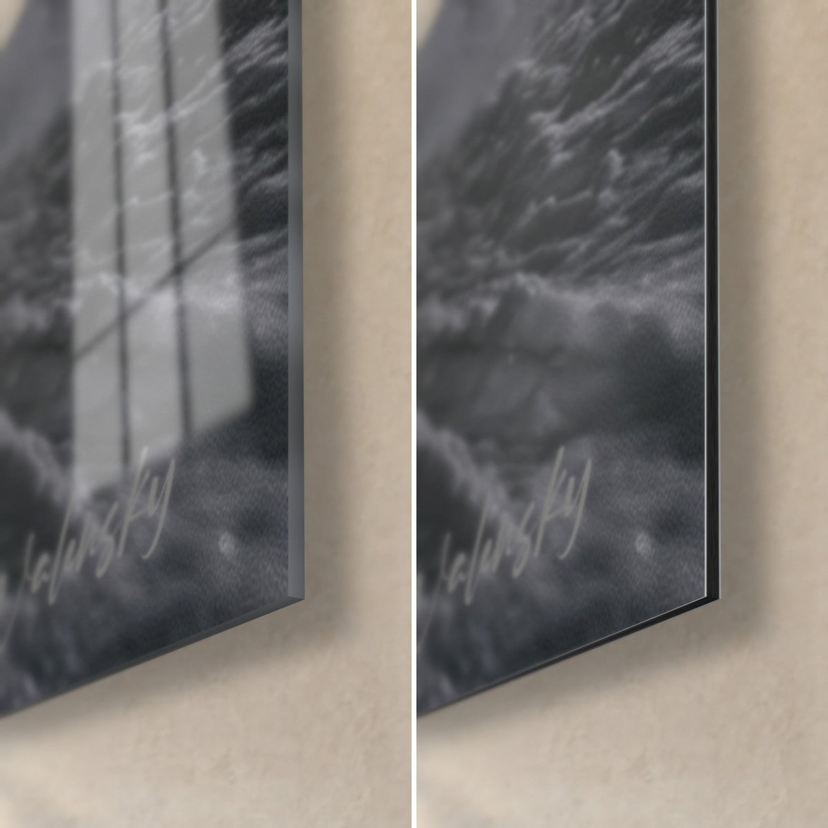 Quadro di un rider arancione in piena curva, angolo in basso a destra: vetro acrilico lucido con riflessi, alluminio Dibond grigio opaco, bordo da 3 mm visibile