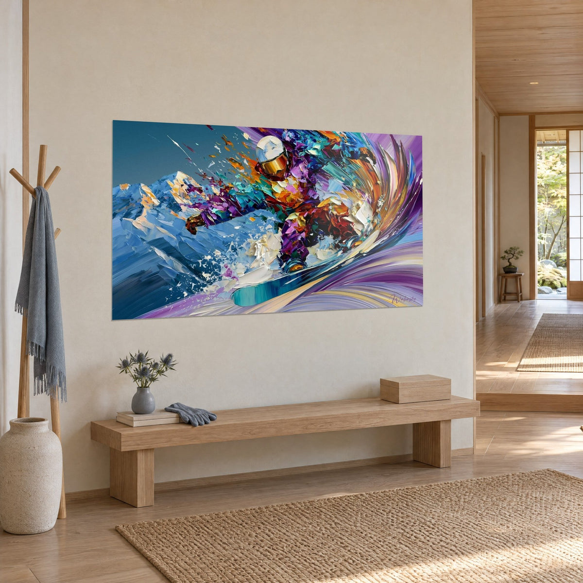 Tableau rider casqué lancé dans la poudreuse, tourbillon violet et turquoise, cimes glacées, vue de trois-quarts sur un mur japandi