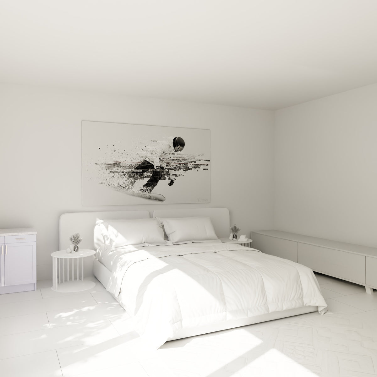 Rider en veste blanche et casque noir figé en pleine courbe, au-dessus d'un lit dans une chambre claire