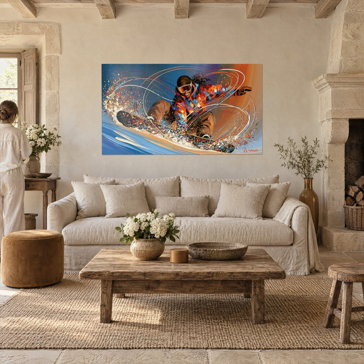 Tableau snowboardeur masque orangé lancé dans un virage, veste de touches orange et violettes, bleu profond, au-dessus d'un canapé dans un salon lumineux