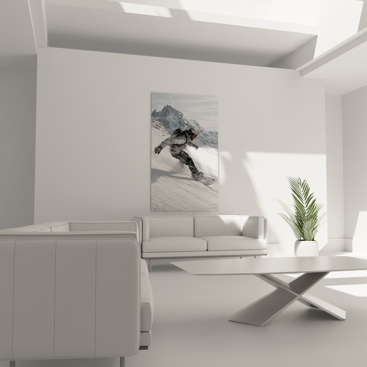 Silhouette en mouvement projetant de la poudreuse blanche, au-dessus d'un canapé dans un salon lumineux