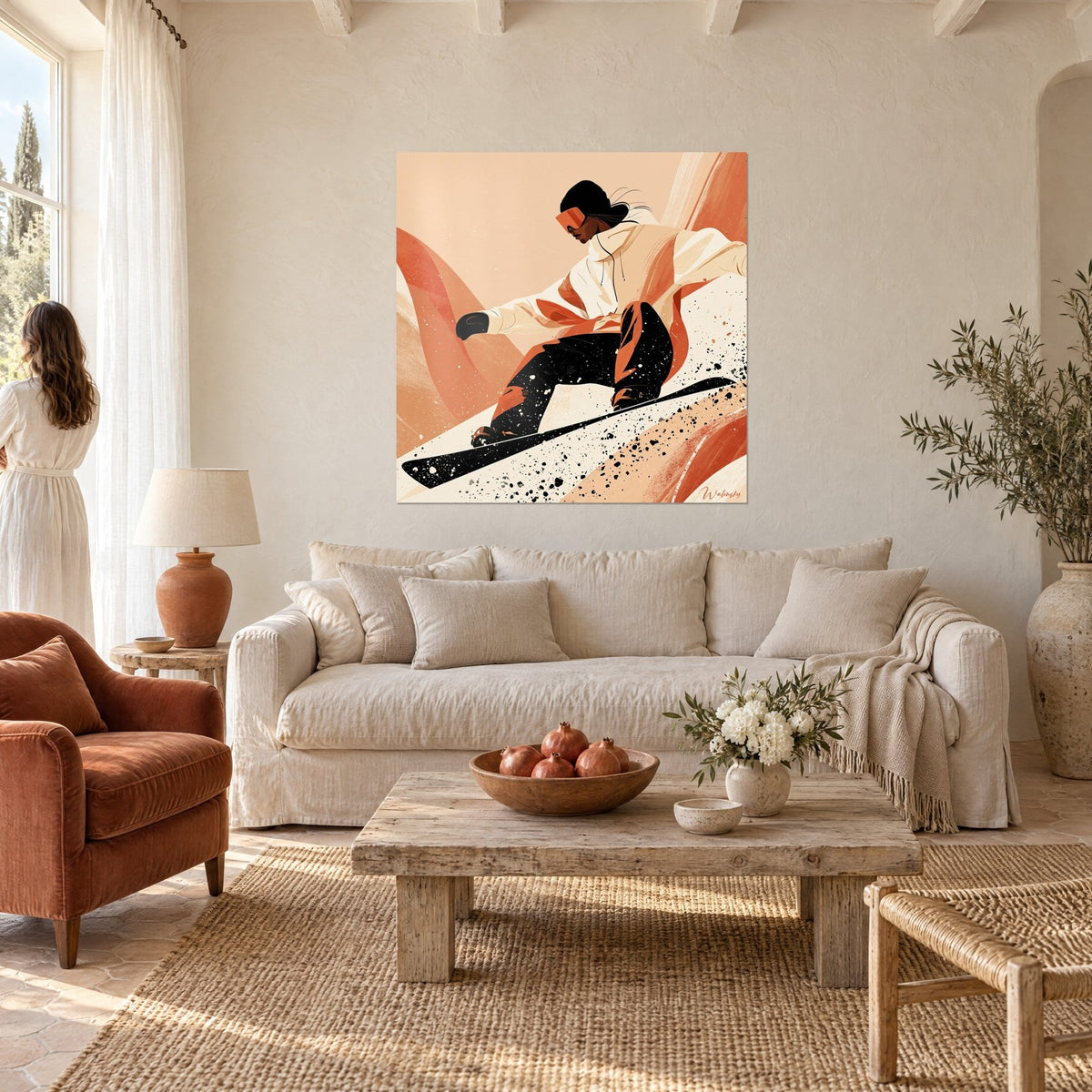 Schilderij snowboardster in een voorovergebogen afdaling, crèmekleurige jas en zwarte broek, sneeuwspetters, boven een bank in een lichte woonkamer