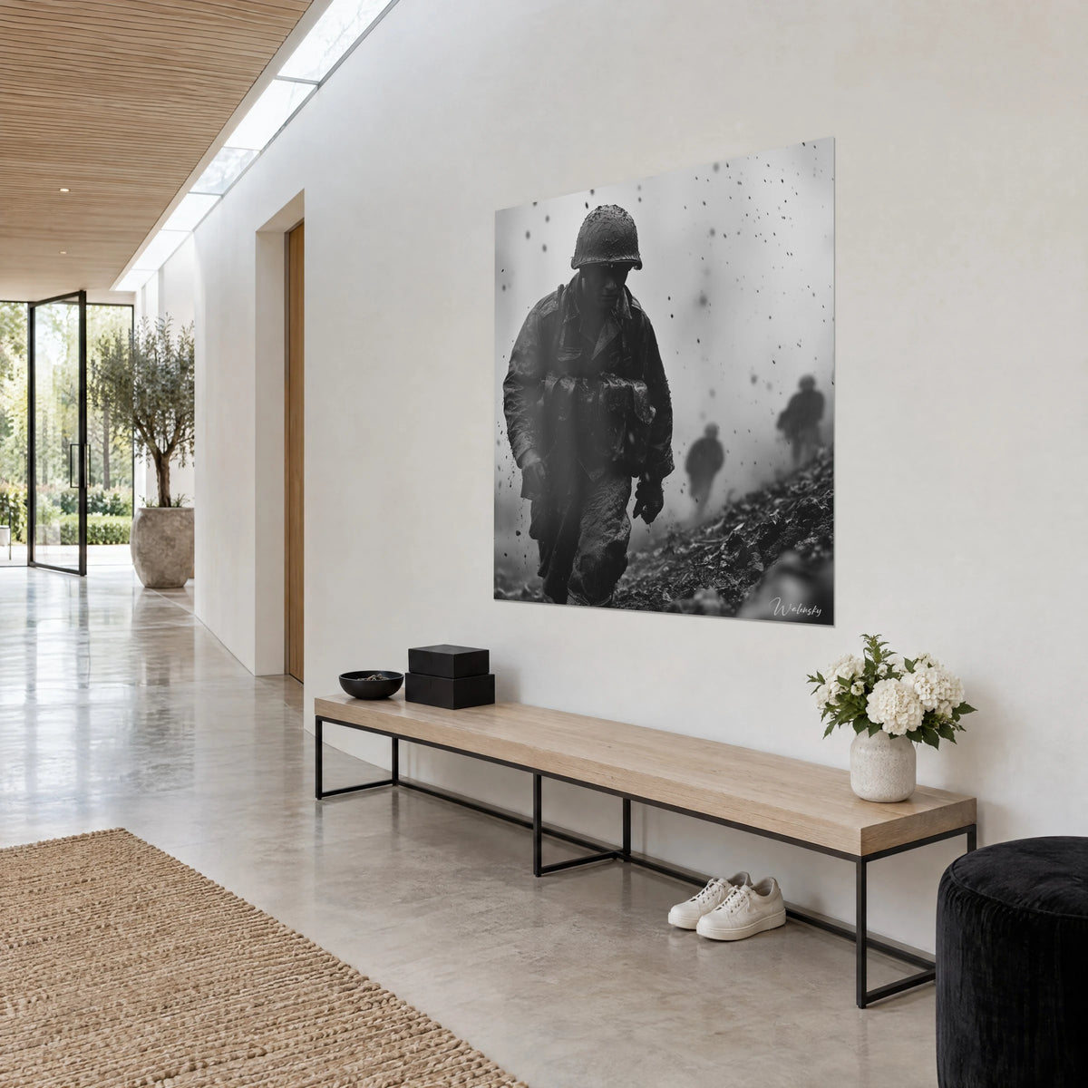 Quadro di un soldato fradicio che sale un pendio di terra grigia, schizzi scuri su uno sfondo di nebbia chiara, corridoio di una casa d'architetto