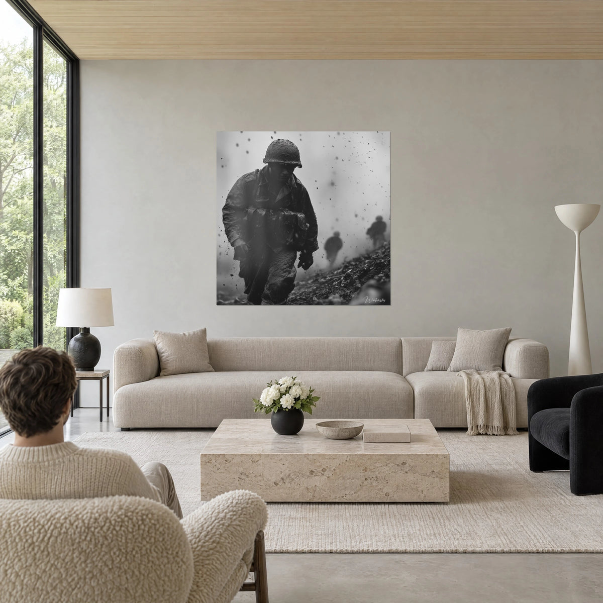 Quadro di un fante con elmetto che avanza nel fango, bianco e nero, sagome nella nebbia, sopra un divano in un soggiorno luminoso
