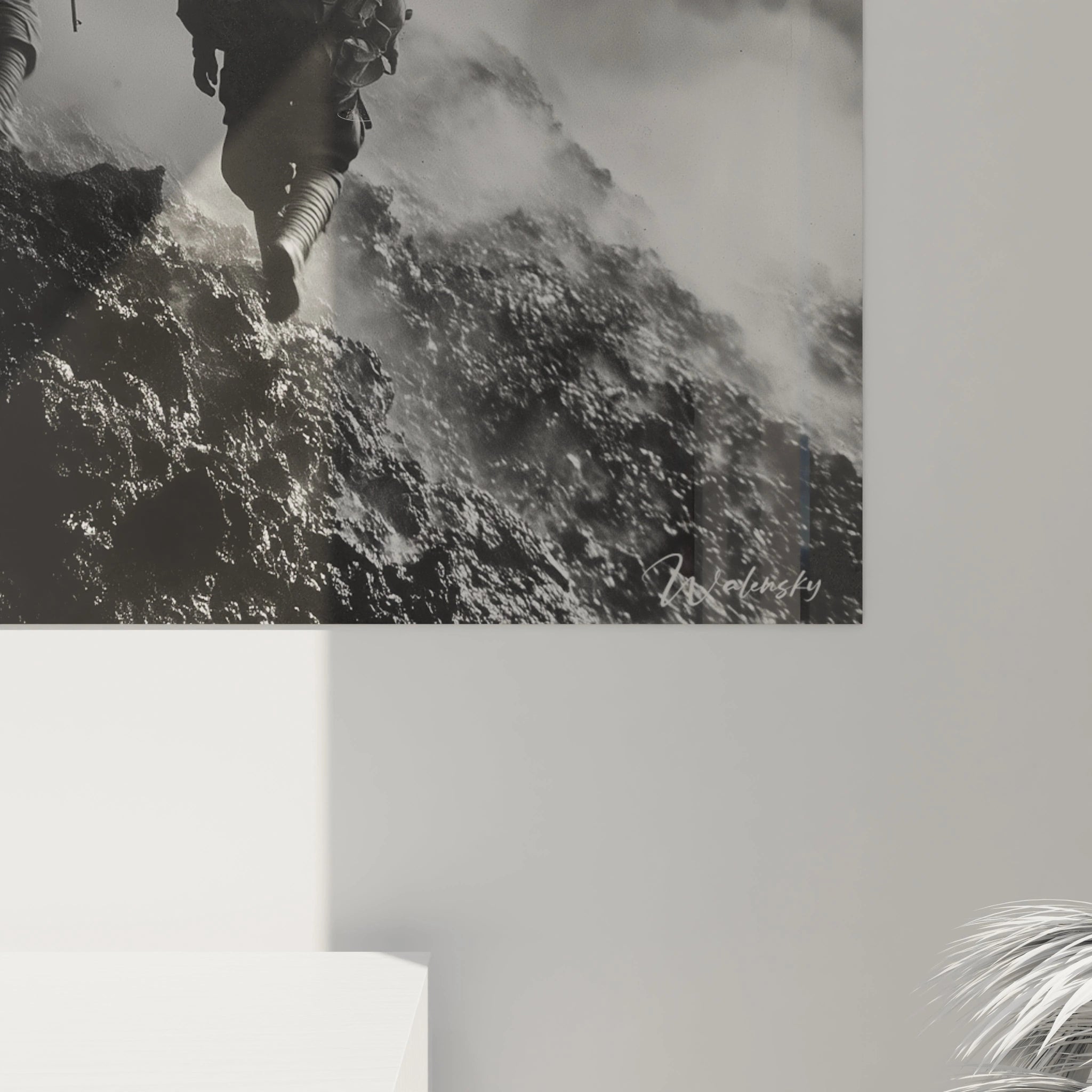 Tableau mural Walensky représentant un tableau soldat seconde guerre mondiale en noir et blanc soldat marchant sur rochers fumants