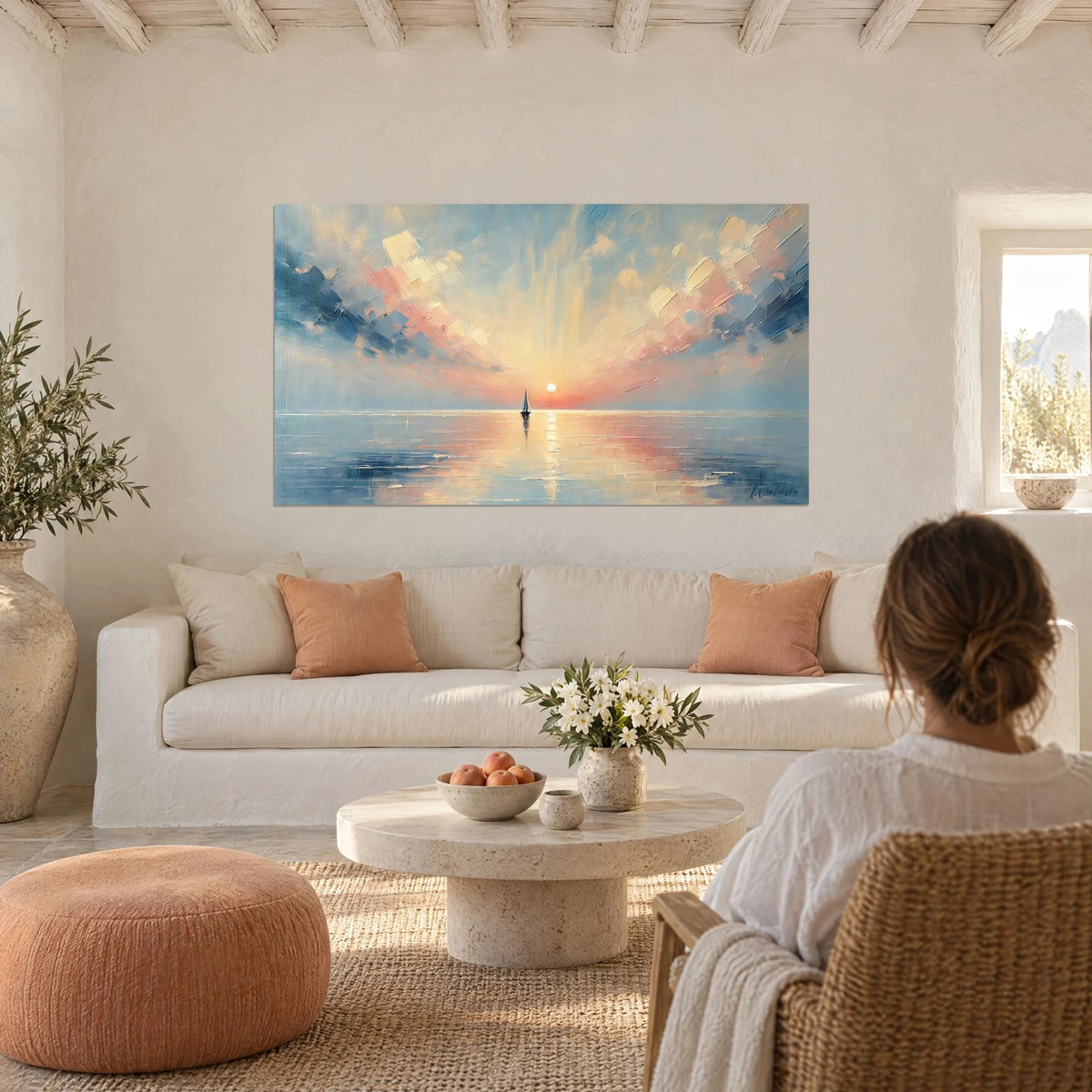 Gemälde eines einsamen Segelboots vor der blassen Sonne, rosa und blaue Wolken, ruhiges Meer, über einem Sofa in einem hellen Wohnzimmer