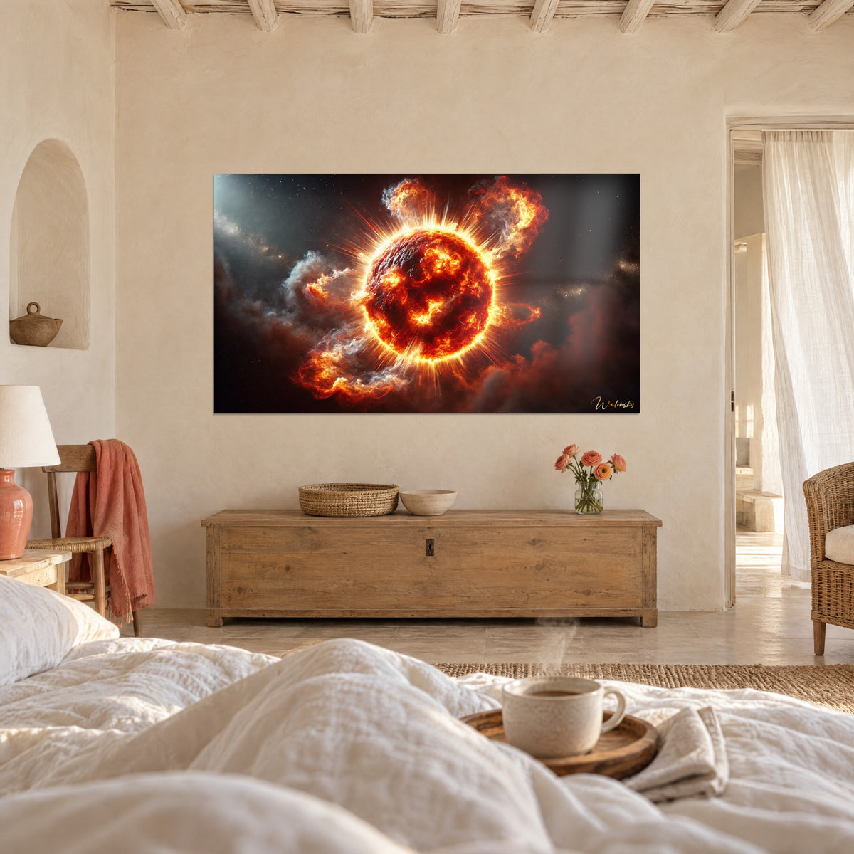 Cuadro sol incandescente con rayos dorados sobre cielo negro estrellado, manta terracota y lino blanco, encima de una cama en un dormitorio luminoso