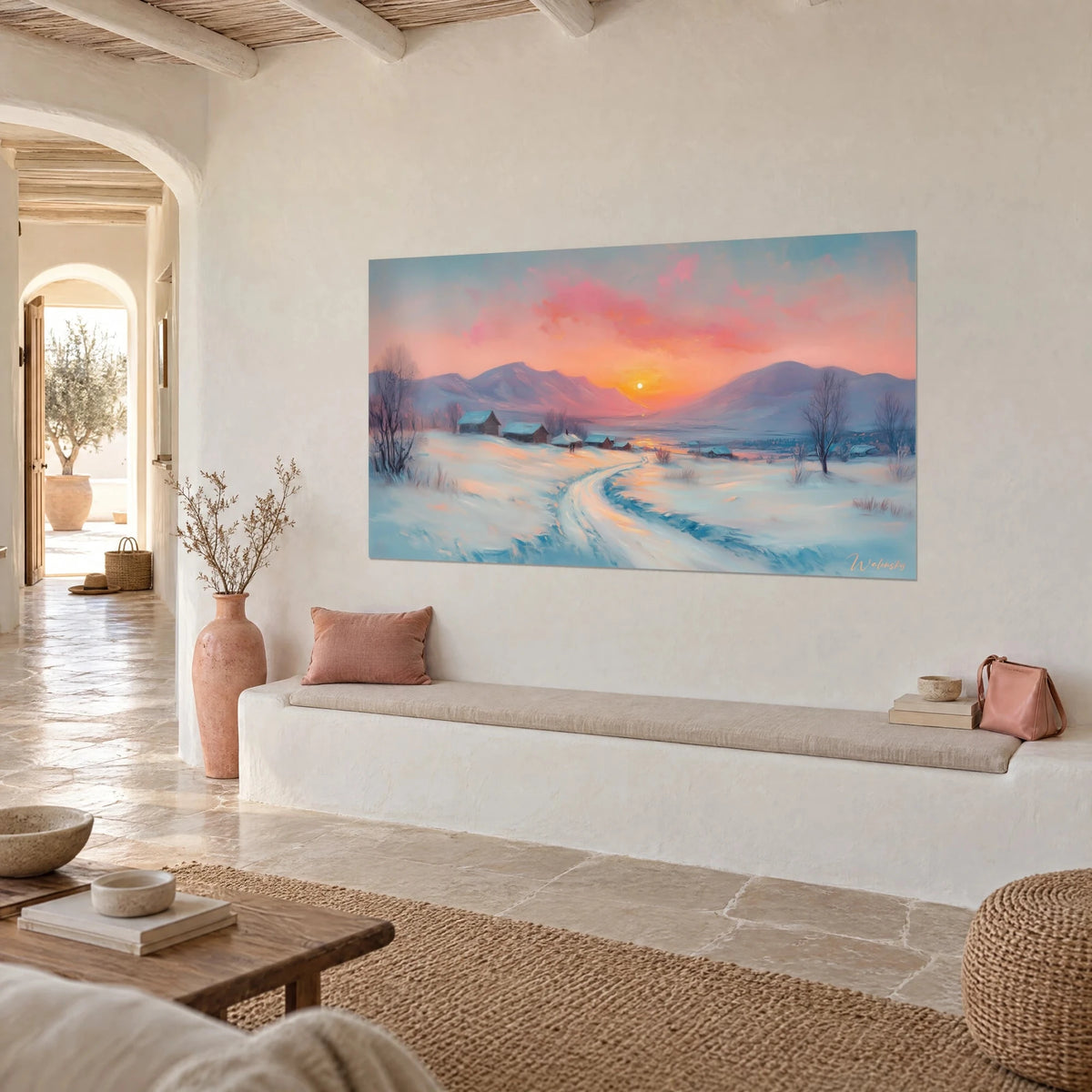 Cuadro de un sinuoso camino nevado hacia cabañas, cielo color albaricoque con nubes rosas, montañas malva, banco blanco en tres cuartos