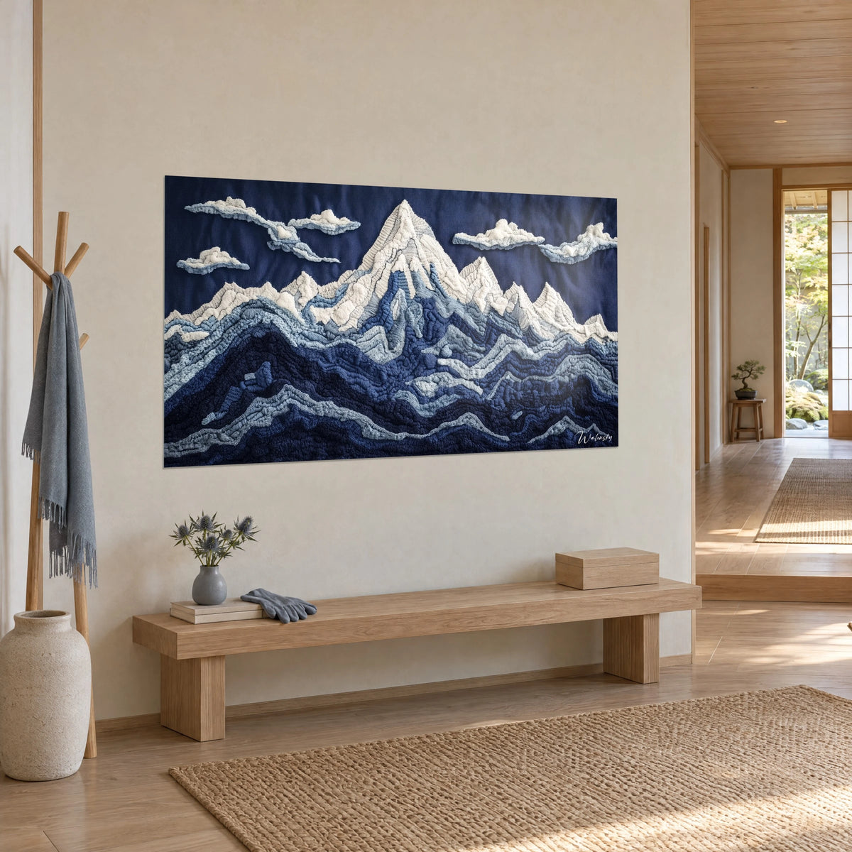Cuadro cordillera alpina en relieve tejido, laderas azul marino y cielo azul real, vista de tres cuartos en un pasillo japandi