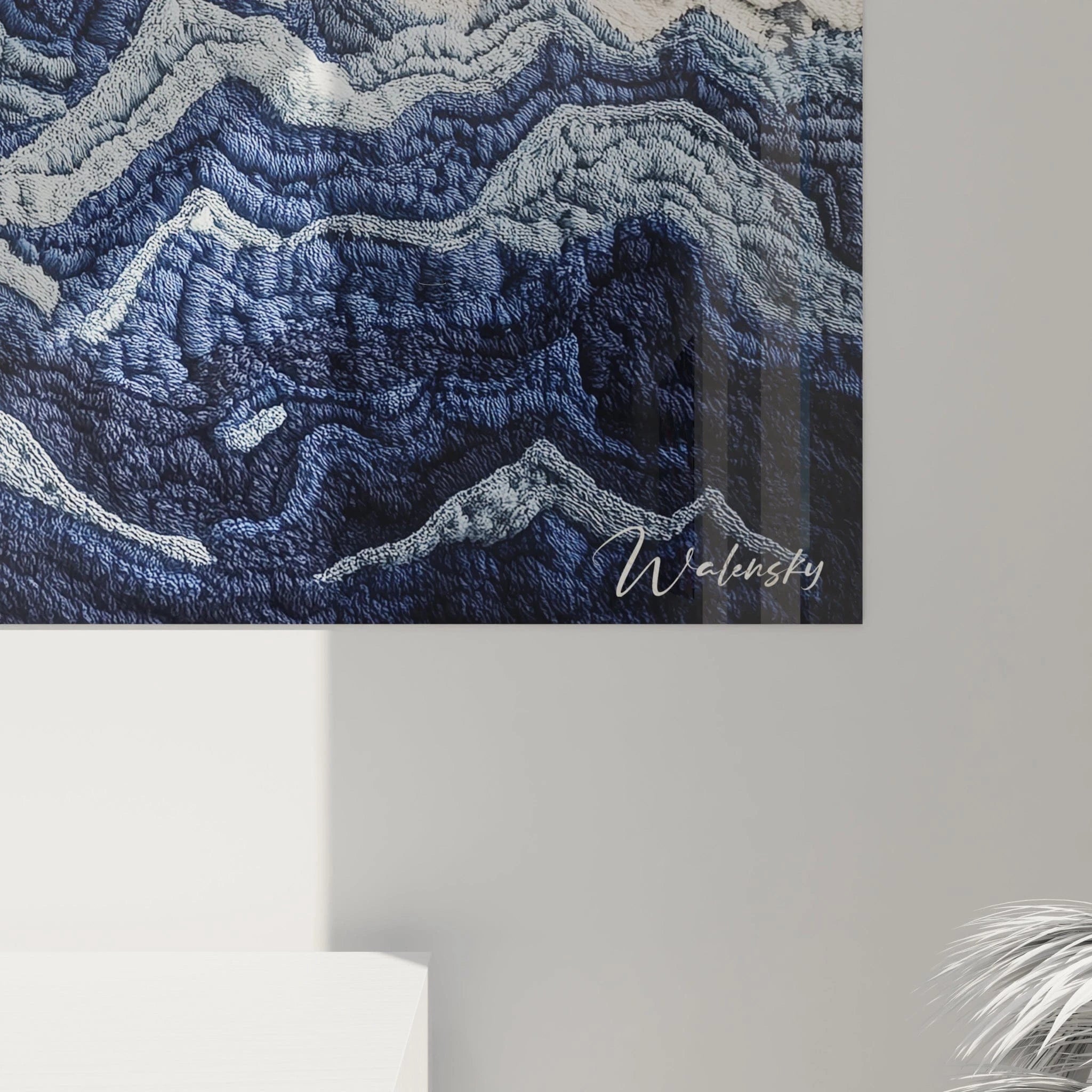 Un tableau montagne textile présentant un paysage alpin où des sommets blancs se détachent sur un ciel bleu profond, avec des nuages délicats flottant au-dessus des cimes, chaque élément en relief créant une expérience visuelle et tactile du paysage montagneux.
