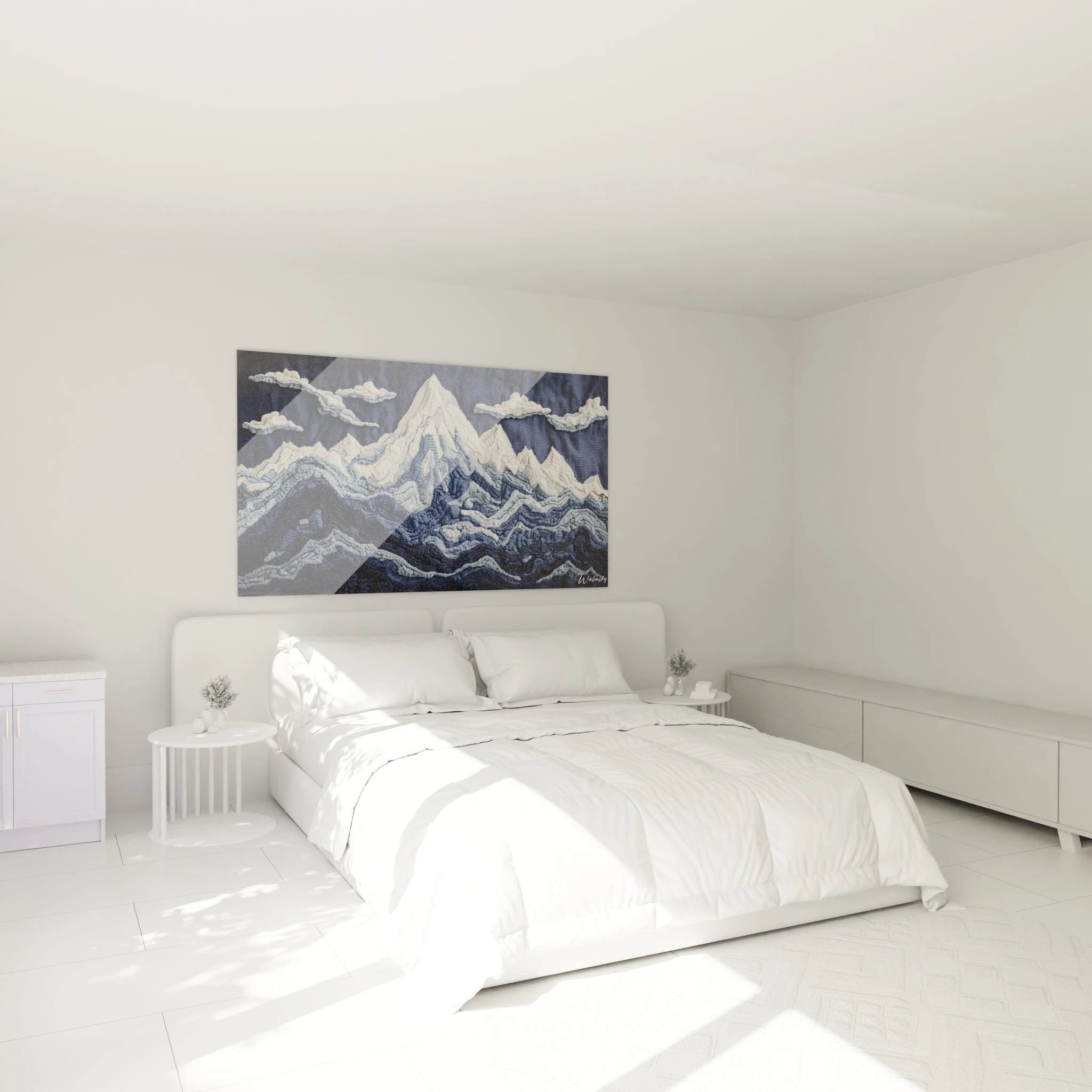 Un tableau montagnes tridimensionnel présentant un paysage alpin avec des reliefs brodés en dégradé de bleus, depuis le marine profond jusqu'au blanc immaculé des sommets, où chaque couche textile superposée crée une topographie tactile.

