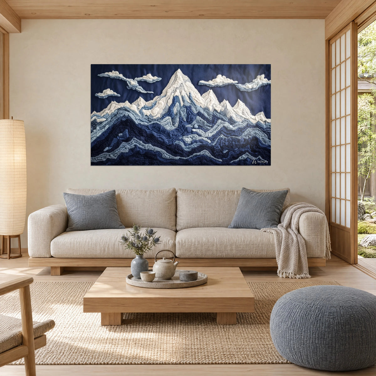Cuadro macizo pico nevado en lana bordada, cresta blanco crema sobre fondo azul noche, encima de un sofá en un salón luminoso