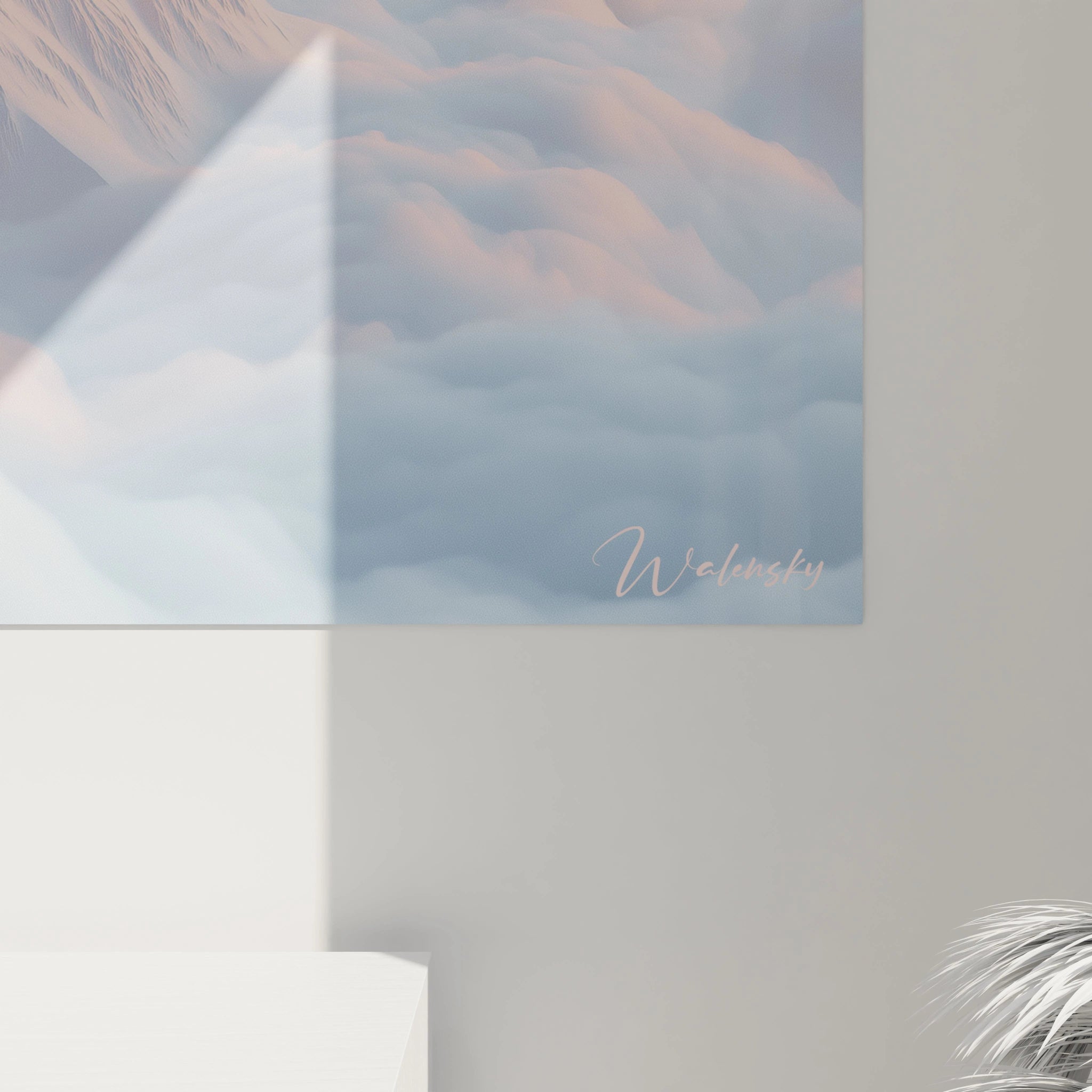 Tableau montagne minimaliste présentant une chaîne montagneuse bleue aux arêtes nettes surgissant d'un océan de nuages blancs vaporeux, sous un ciel dégradé allant du rose pâle à l'orange doux.
