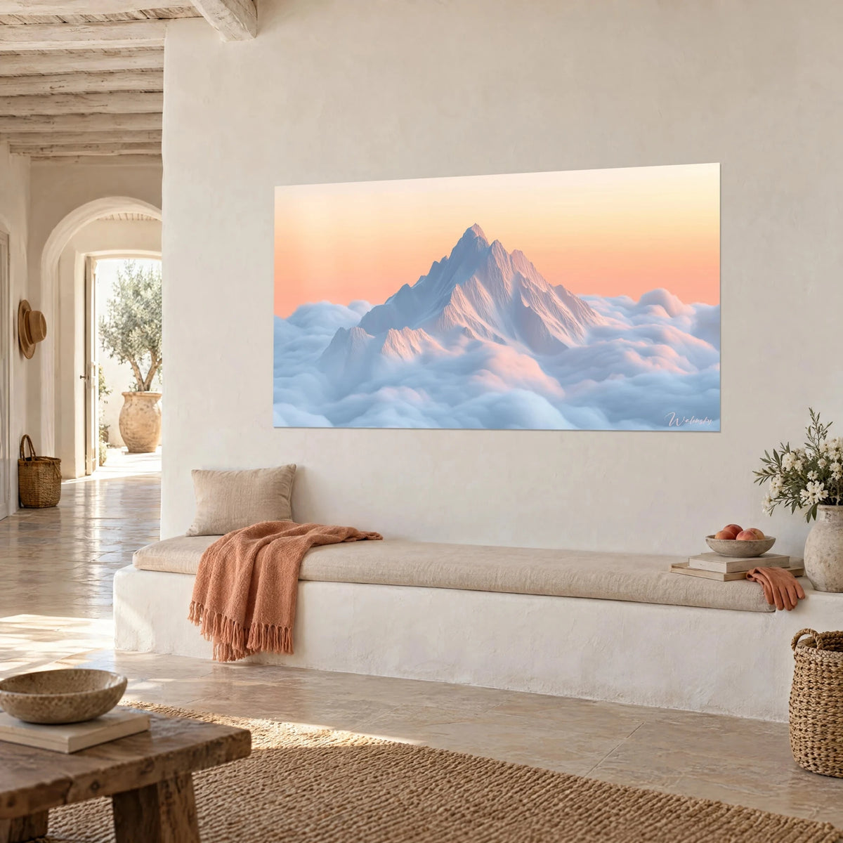 Gemälde Felsige Gipfelspitze, scharf konturiert vor einem aprikosenfarbenen Himmel, hellblaue Wolken am unteren Rand, über einer Bank aus weißem Stein