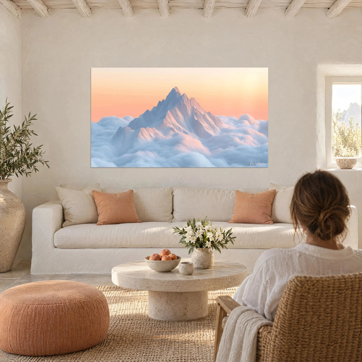 Gemälde Schneebedeckter Gipfel, der aus einem Meer aus Wolken in Gletscherblau und Pfirsichrosa aufragt, über einem Sofa in einem lichtdurchfluteten Wohnzimmer