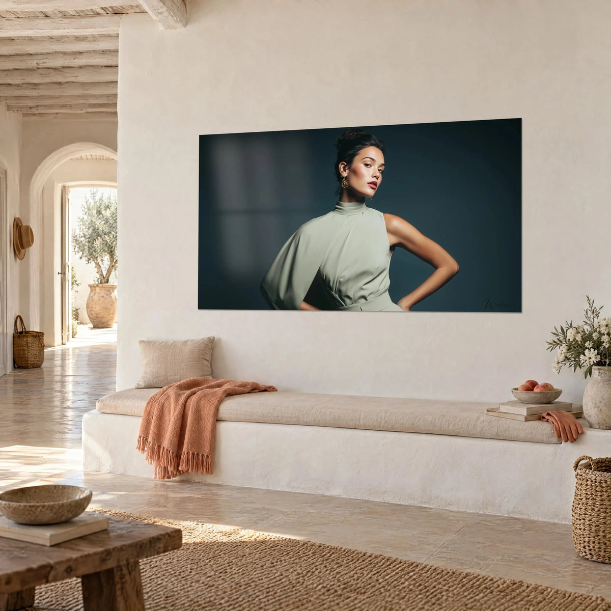 Quadro di modella con chignon scuro, abito verde salvia a collo alto, mano sul fianco, sfondo blu petrolio, parete bianca, panca in pietra
