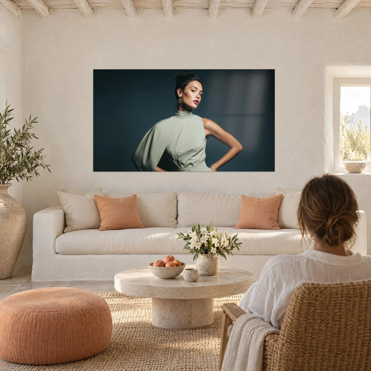 Quadro ritratto di donna bruna in abito verde salvia su sfondo blu notte, chignon alto, sopra un divano in un soggiorno luminoso