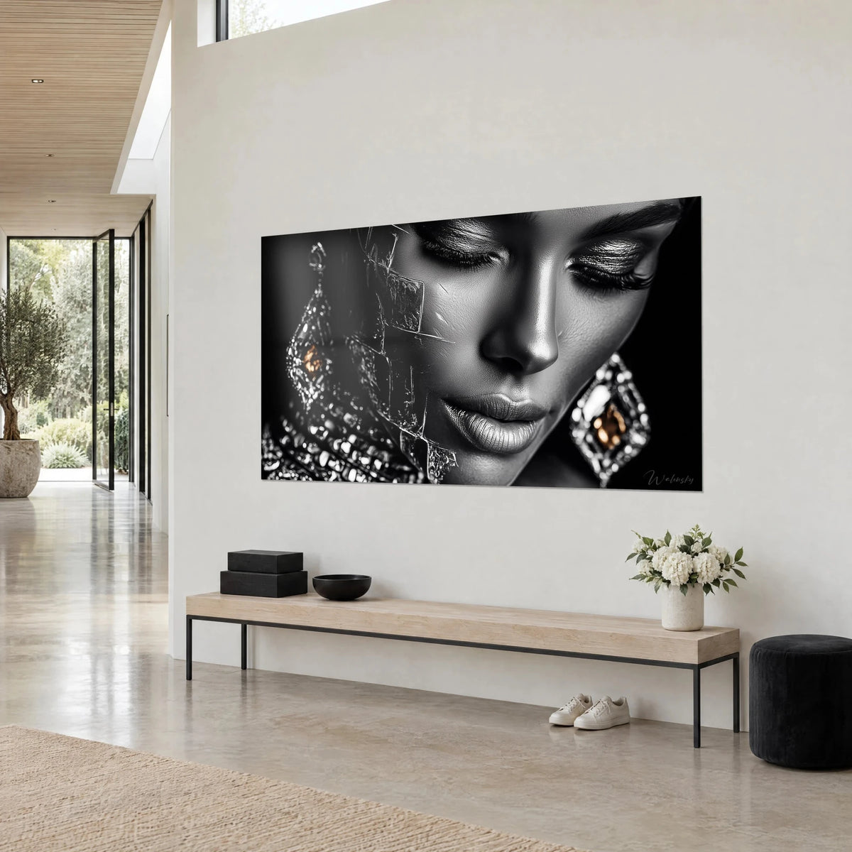 Cuadro rostro esculpido de sombra y plata, labios carnosos, destellos de cristal en la mejilla, joyas cobrizas, pared crema en tres cuartos