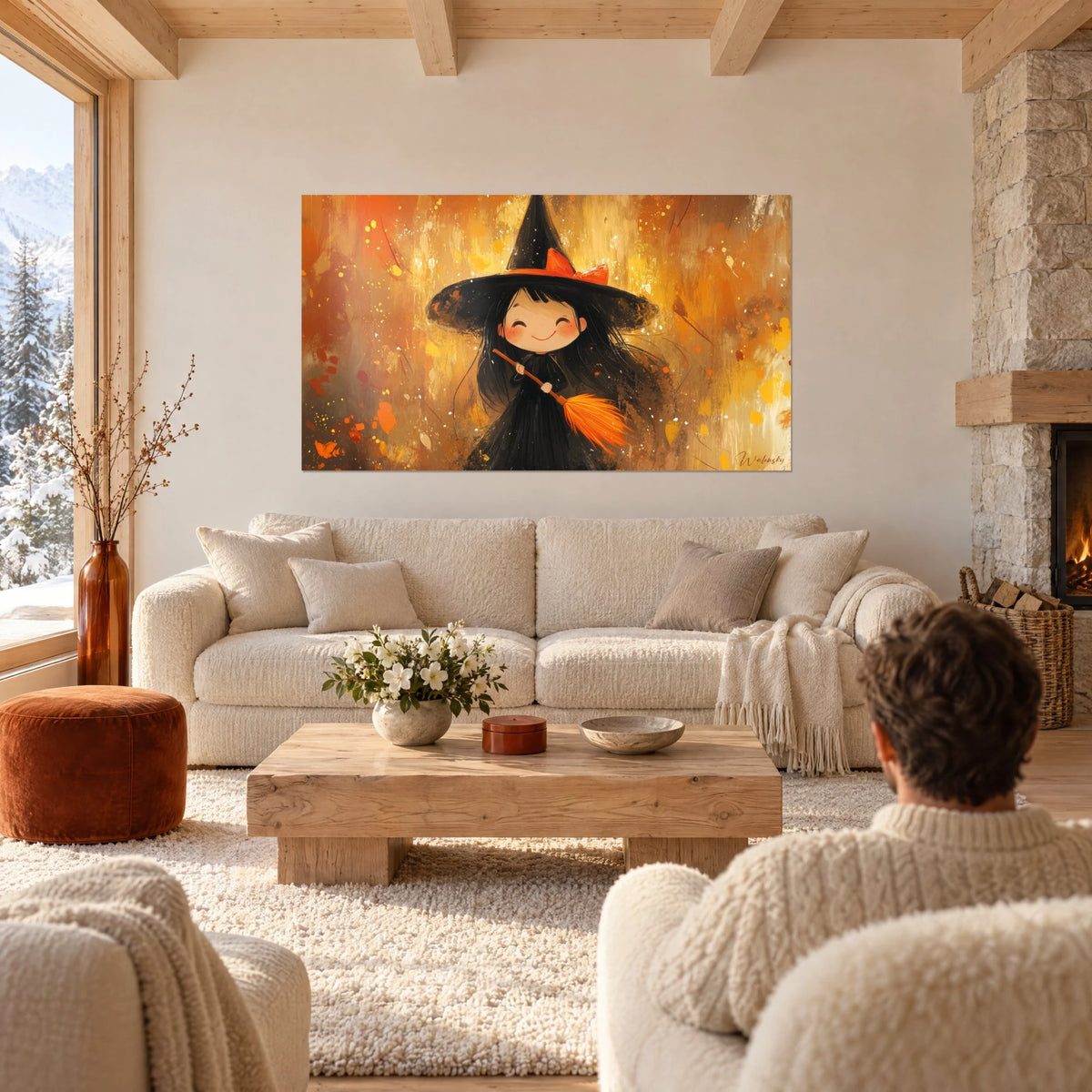 Gemälde kleine lächelnde Hexe mit spitzem schwarzem Hut und orangefarbenem Band, leuchtender Besen, bernsteinfarbener Hintergrund, über einem Sofa in einem hellen Wohnzimmer