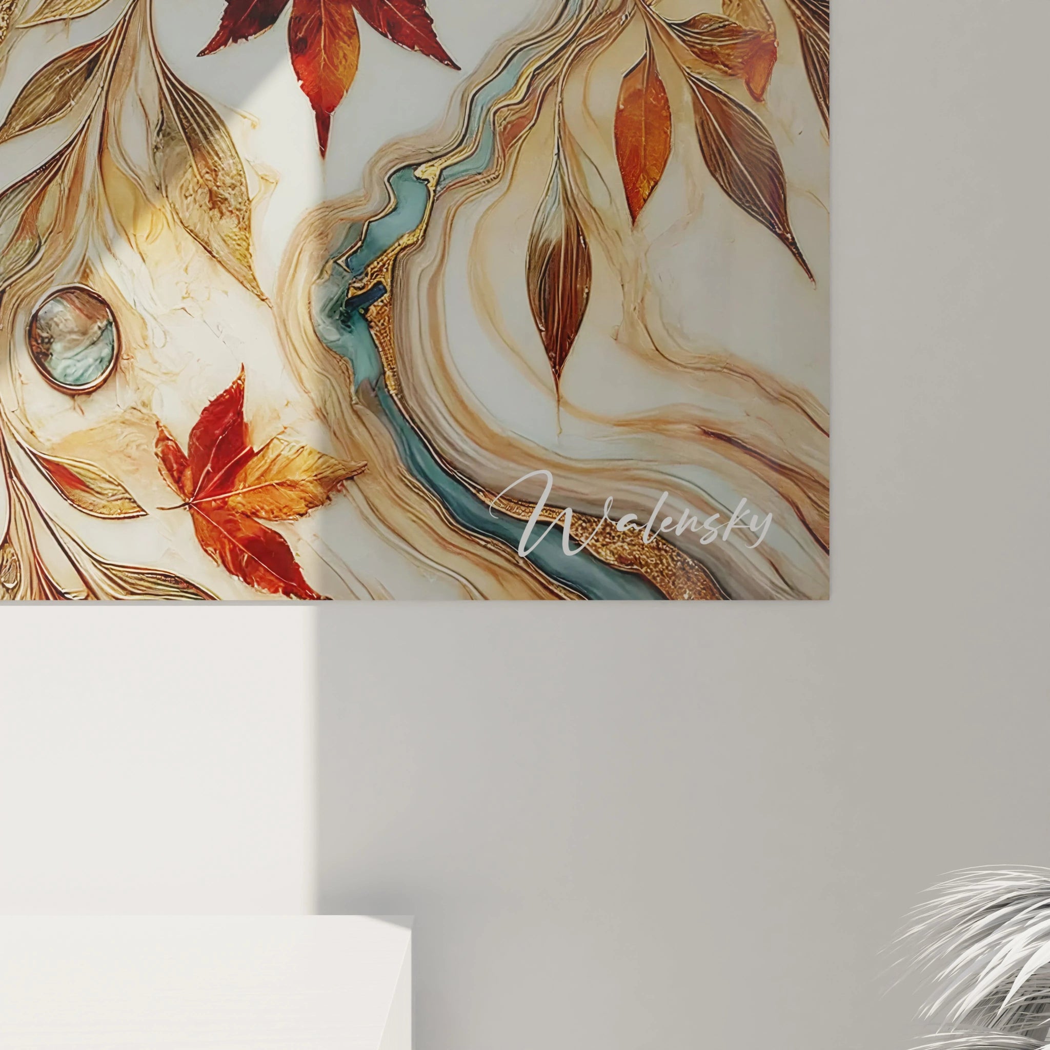 À proximité, les détails du tableau style epoxy se révèlent : des feuilles dorées et des marbrures fines en résine créent un effet de profondeur fascinant, un mélange parfait de couleurs et de textures.

