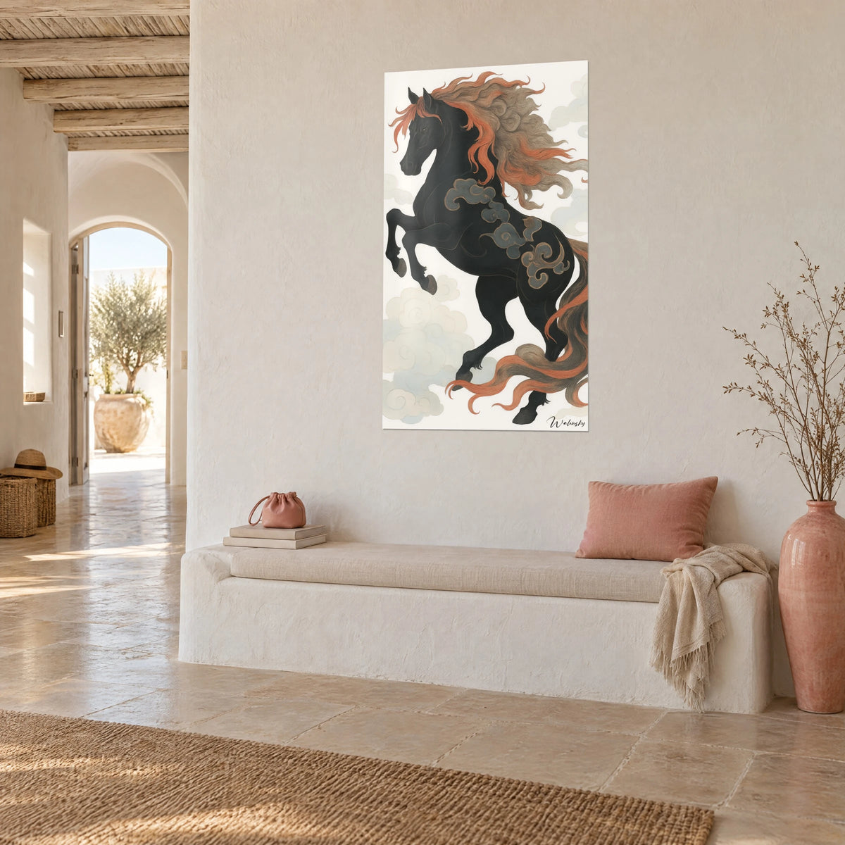 Cuadro de un caballo oscuro encabritado sobre fondo crema, melena naranja ondeando, vista de tres cuartos, banqueta blanca, casa mediterránea