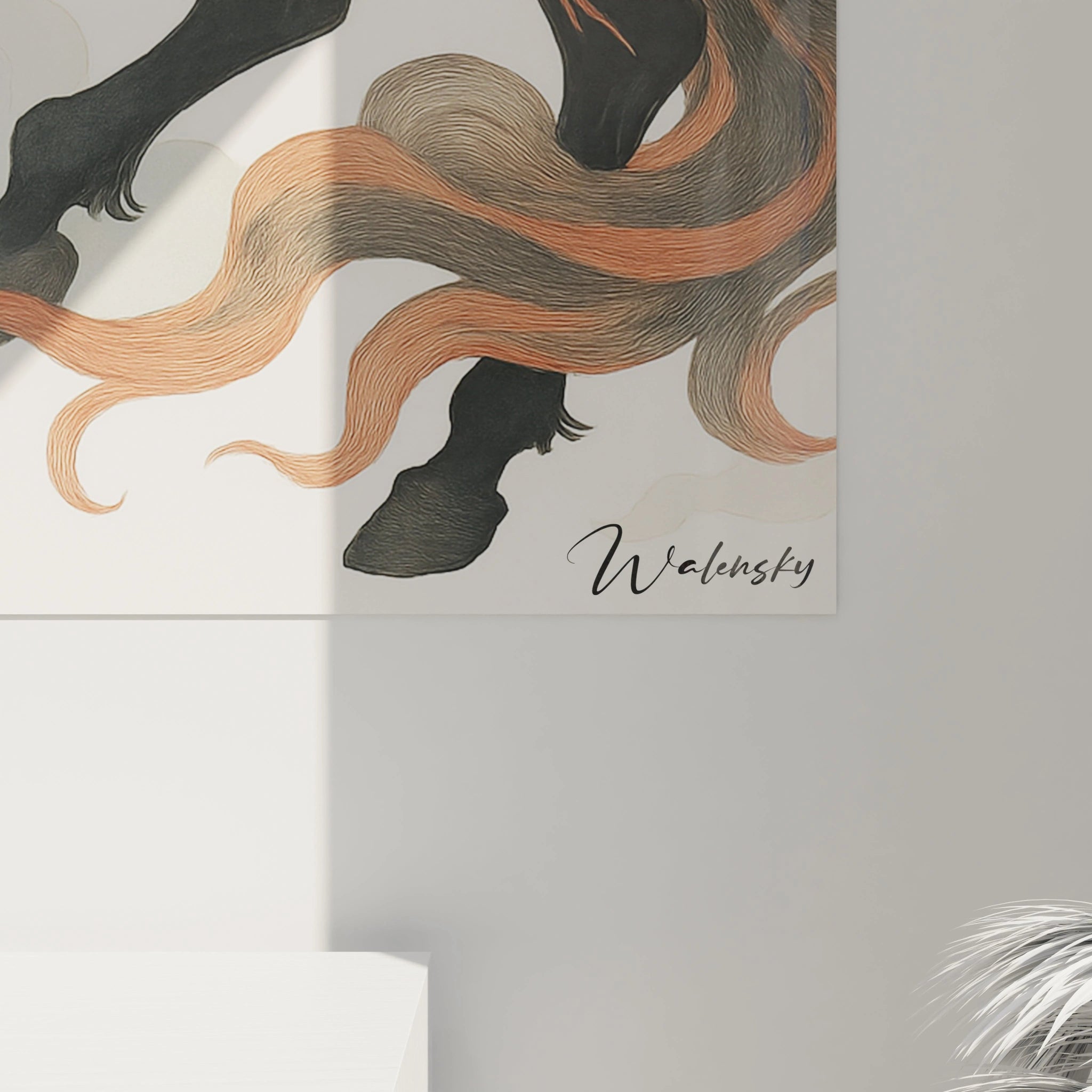 Un tableau cheval noir dynamique présentant un coursier en mouvement, corps noir orné de volutes bleu-gris, crinière et queue aux tons feu et beige ondulants, composé dans un style évoquant les techniques picturales asiatiques traditionnelles.
