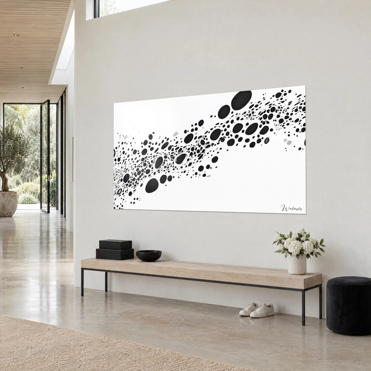 Tableau nuée d'ovales ébène éclaboussant un fond blanc pur, signature cursive en bas, sur un mur gris clair d'une maison d'architecte