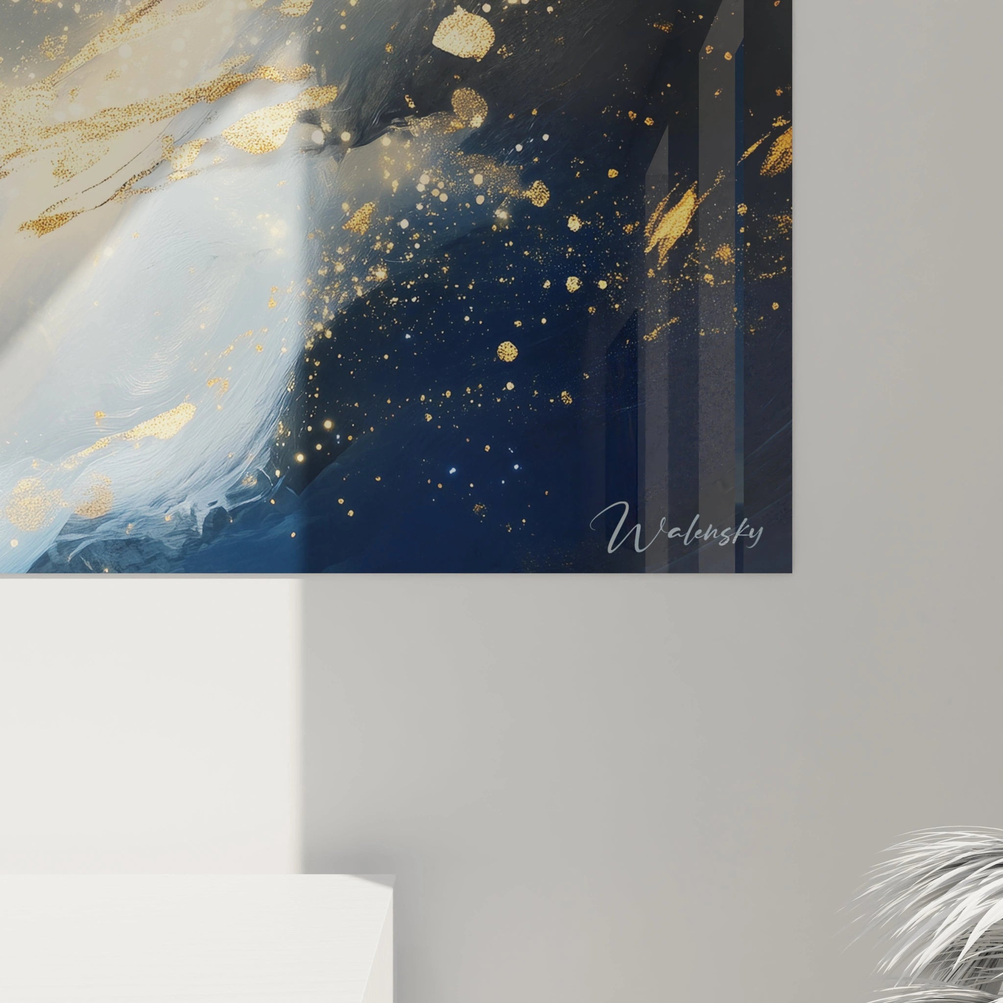 Tableau moderne abstrait de Walensky avec des touches dorées sur fond bleu et blanc