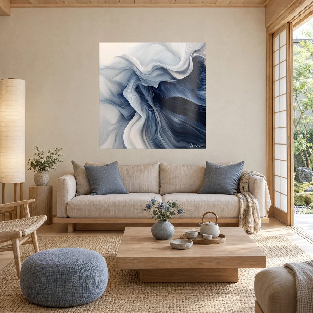 Tableau vagues de soie ivoire et bleu nuit tourbillonnant, fines stries ondulées, au-dessus d'un canapé dans un salon lumineux