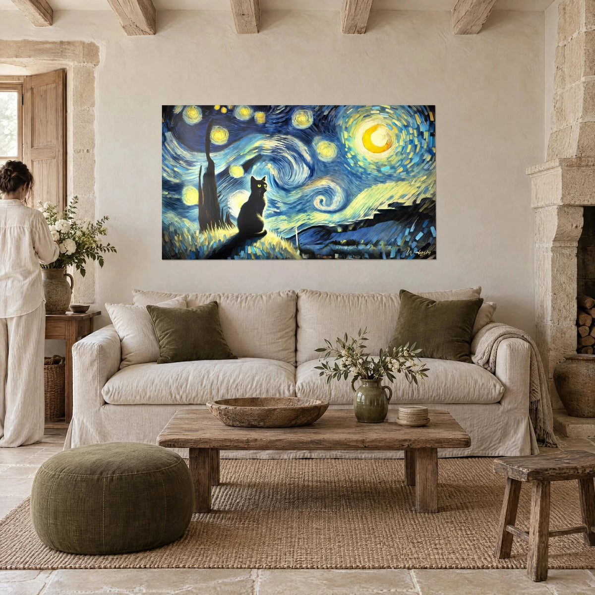Tableau chat noir aux yeux jaunes face à un ciel tourbillonnant bleu et or, au-dessus d'un canapé dans un salon lumineux