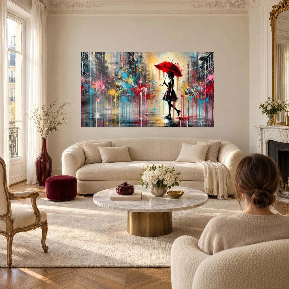 Tableau silhouette à l'ombrelle rouge sous la pluie, éclaboussures bleues et jaunes, un couple de dos au-dessus d'un canapé dans un salon lumineux