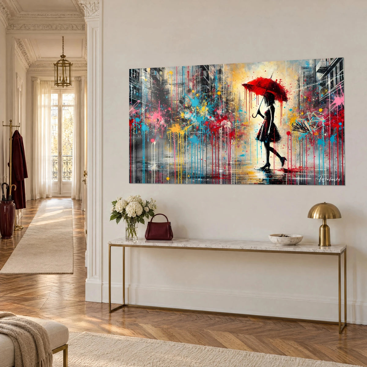 Quadro passante in abito nero sotto un ombrello cremisi, colature rosse e tocchi turchesi, vista di tre quarti su una parete color crema stile haussmanniano