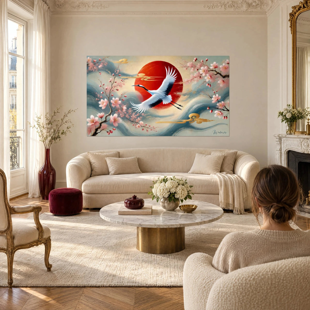 Gemälde eines weißen Kranichs aus Japan mit weit geöffneten Flügeln vor einer roten Sonne, rosa Kirschbäume, über einem Sofa in einem hellen Wohnzimmer