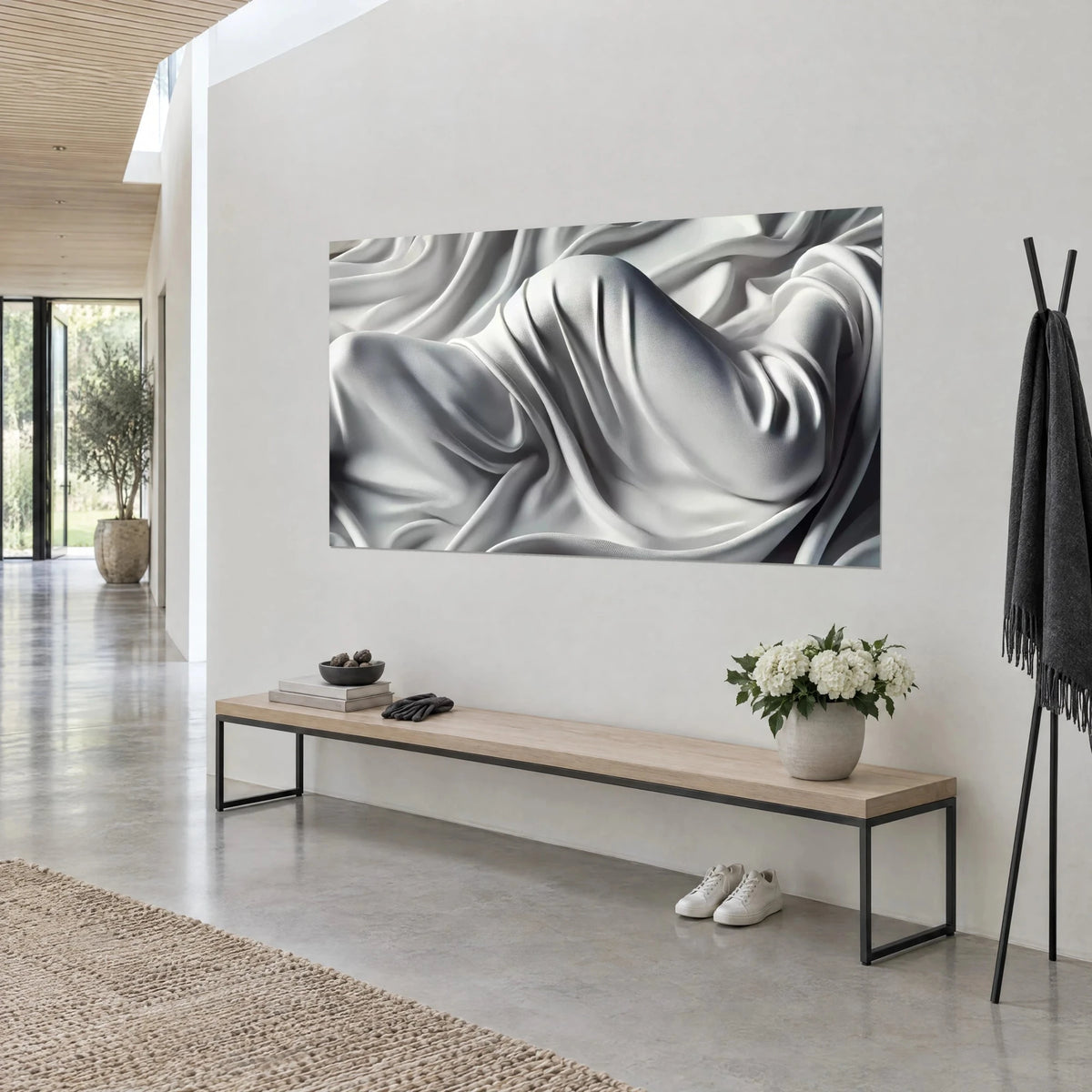 Tableau corps allongé sous un tissu satiné blanc et anthracite, courbes ombrées, accroché au-dessus d'un banc en bois clair