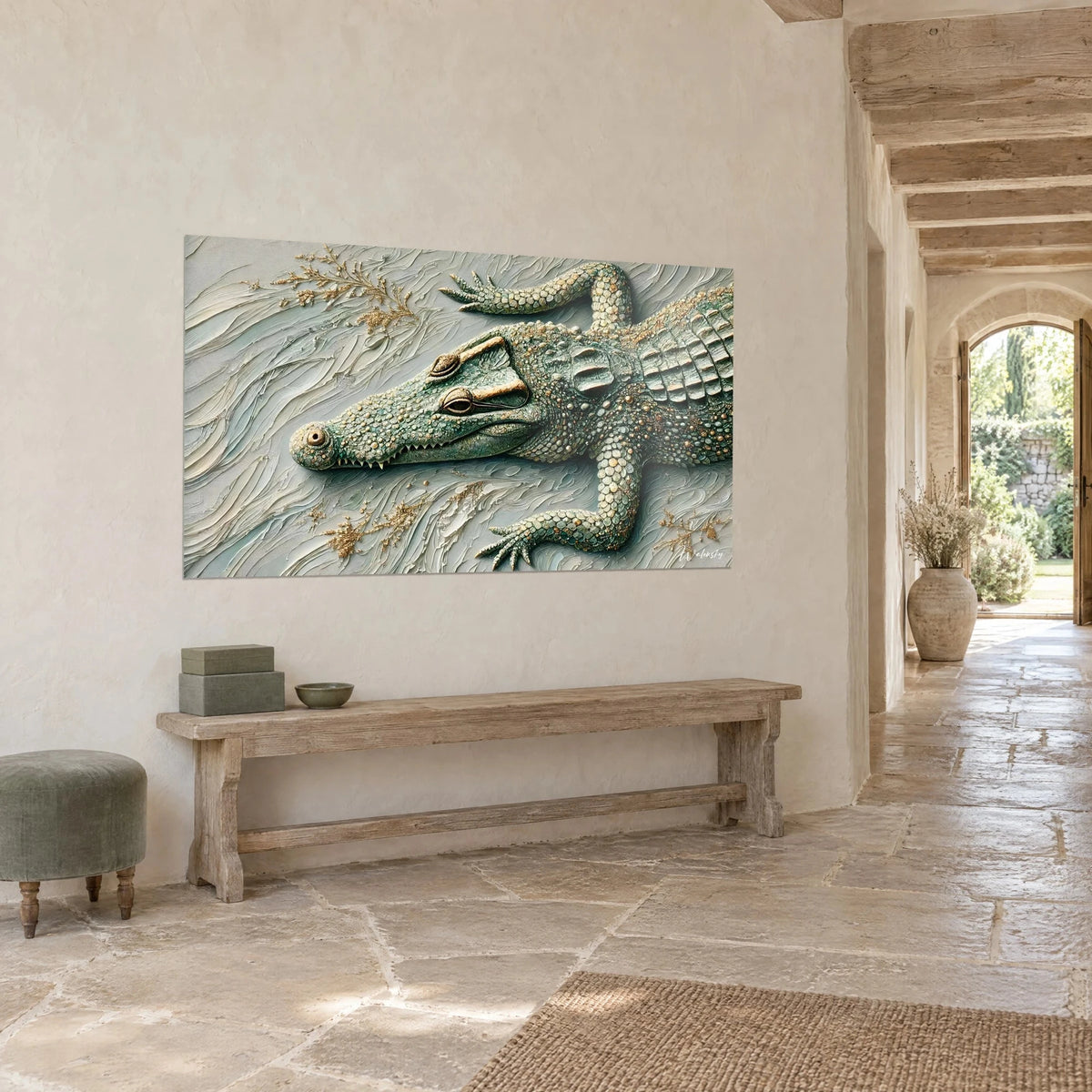 Gemälde Reptil in Relief auf cremefarbenen Wellen in dicker Spachteltechnik, goldene Zweige, dreiviertel Ansicht in einem Steinflur