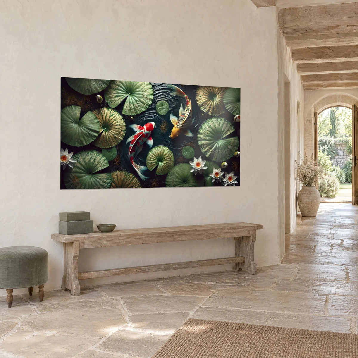 Tableau étang sombre peuplé de feuilles vert sauge et de fleurs blanches, vu de trois quarts dans un couloir de pierre