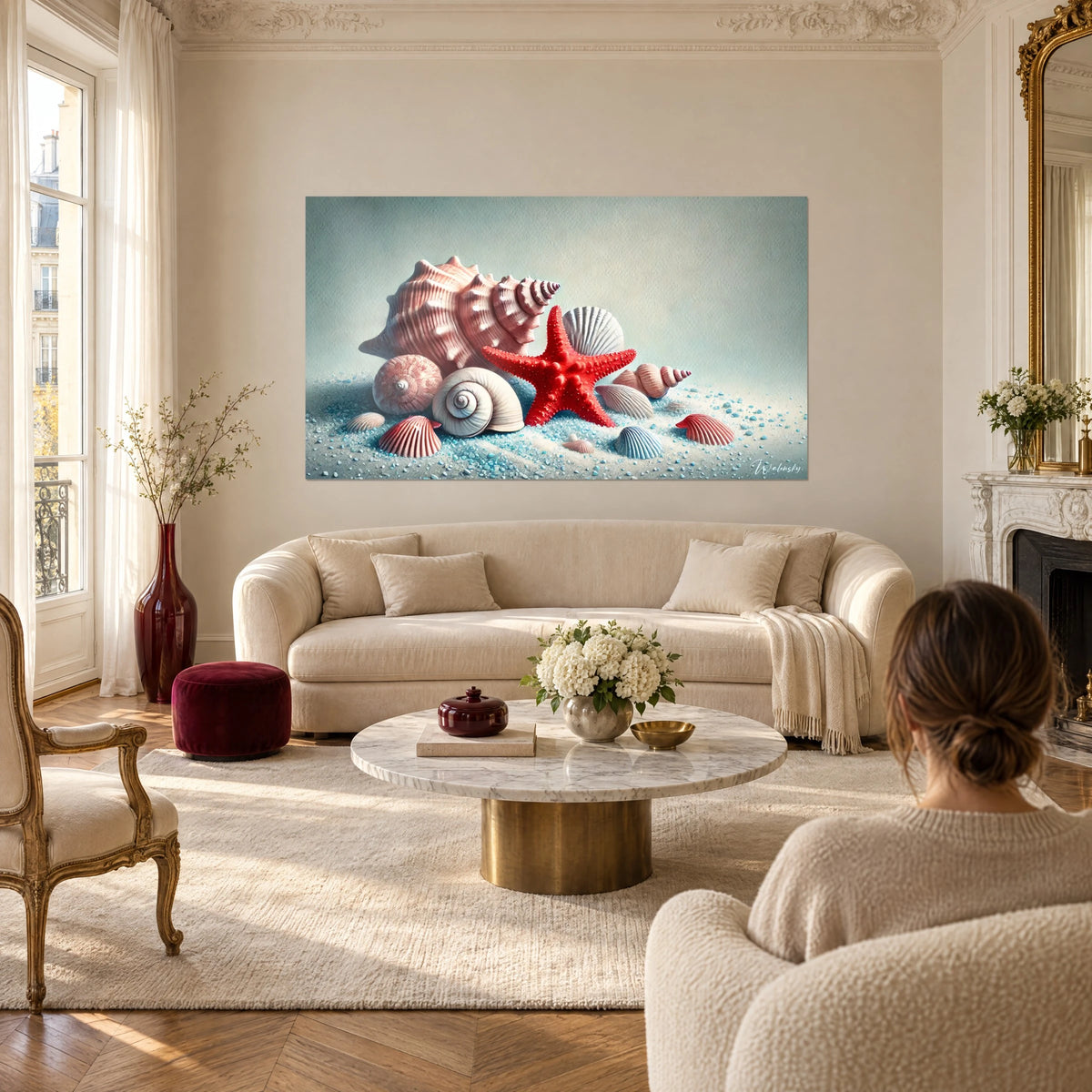 Gemälde große blassrosa Muschel und leuchtend roter Seestern auf türkisfarbenem Sand, über einem Sofa in einem hellen Wohnzimmer