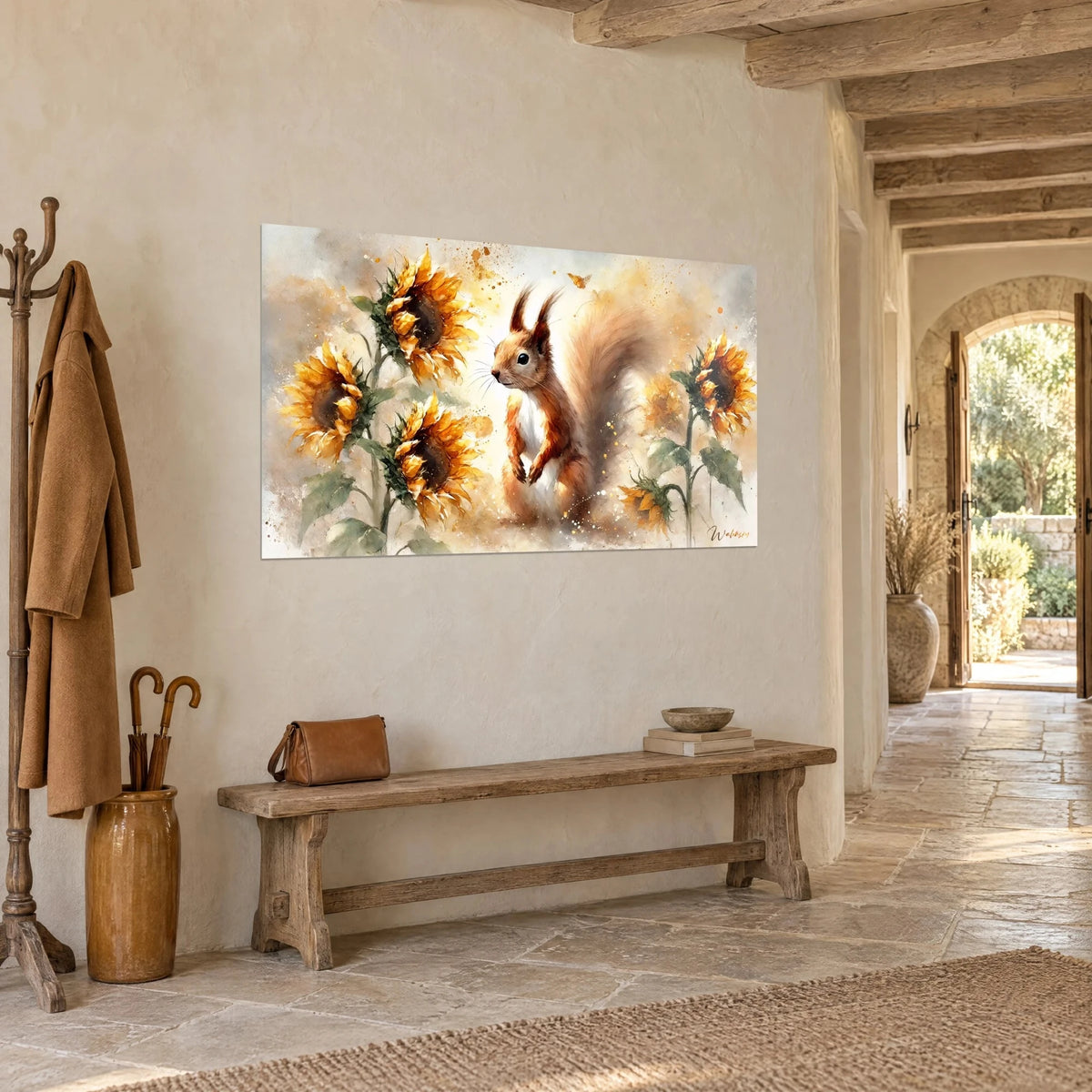 Schilderij knaagdier met koperkleurige pluimstaart, okergele bloemen en gouden spatten, opgehangen in een gang van licht steen