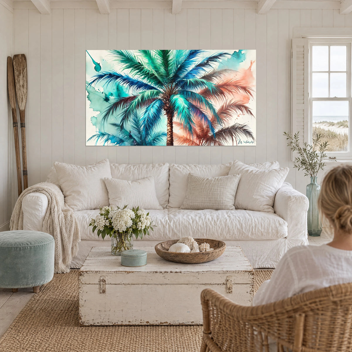Schilderij palmboom in turquoise en koraal aquarel, blauwe waaiervormige bladeren, boven een bank in een lichte woonkamer