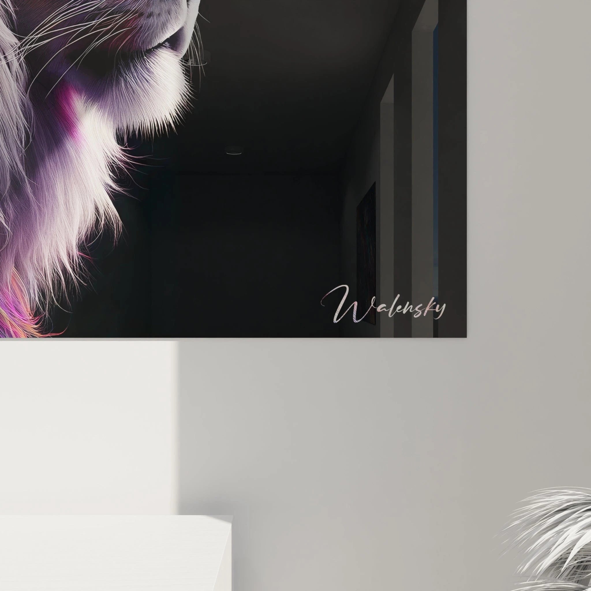 Un tableau d'animal représentant la tête d'un lion en vue latérale avec une crinière aux couleurs vives et contrastées. Le museau blanc aux délicates nuances violacées est rendu avec précision, tandis que la crinière flamboyante mêle des tons rose, violet, bleu, turquoise et orange en mèches distinctes. La texture fluide des poils colorés crée un effet dynamique sur fond noir profond.
