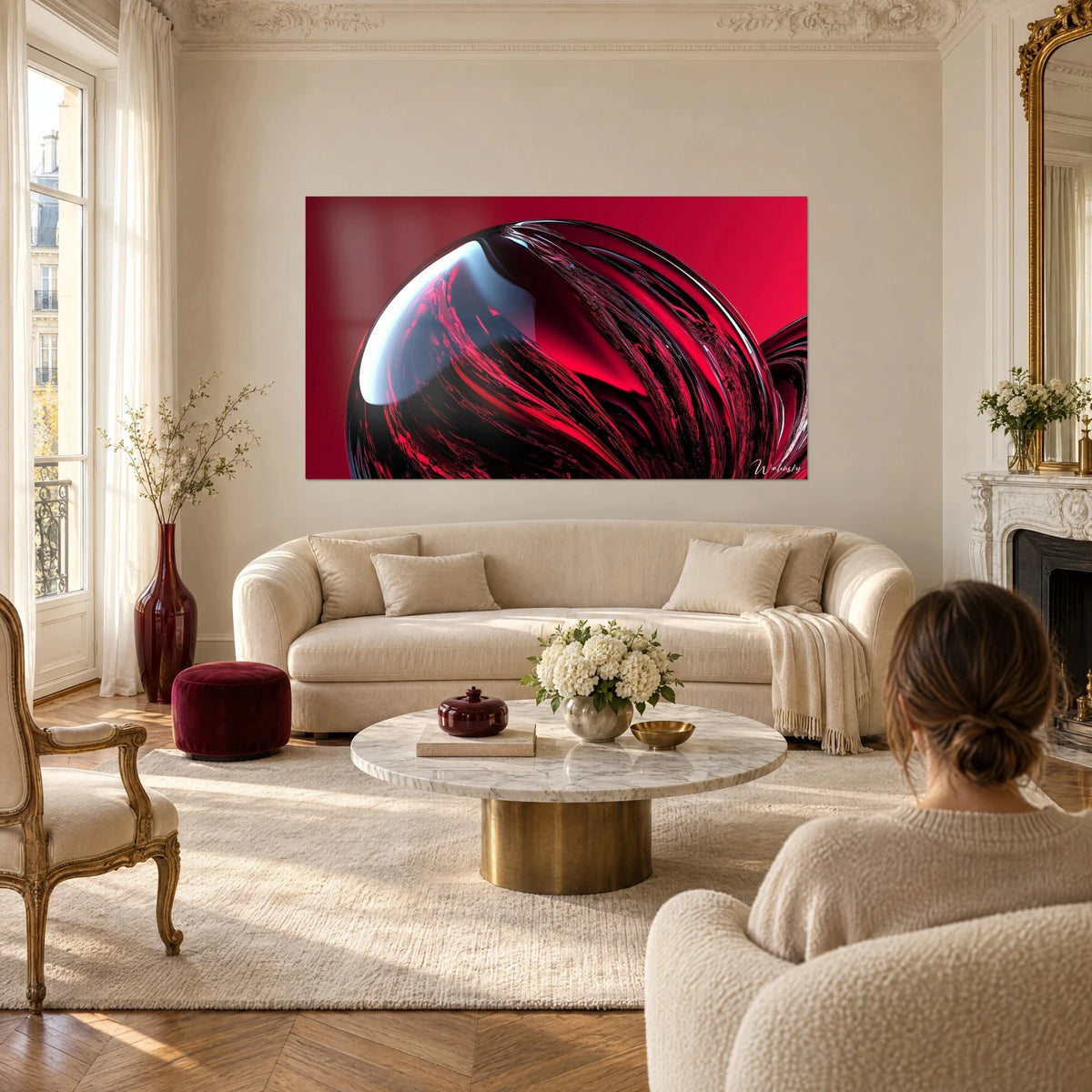 Quadro sfera di vetro cremisi con riflessi bianchi su fondo rosso, una donna di spalle, sopra un divano in un soggiorno luminoso