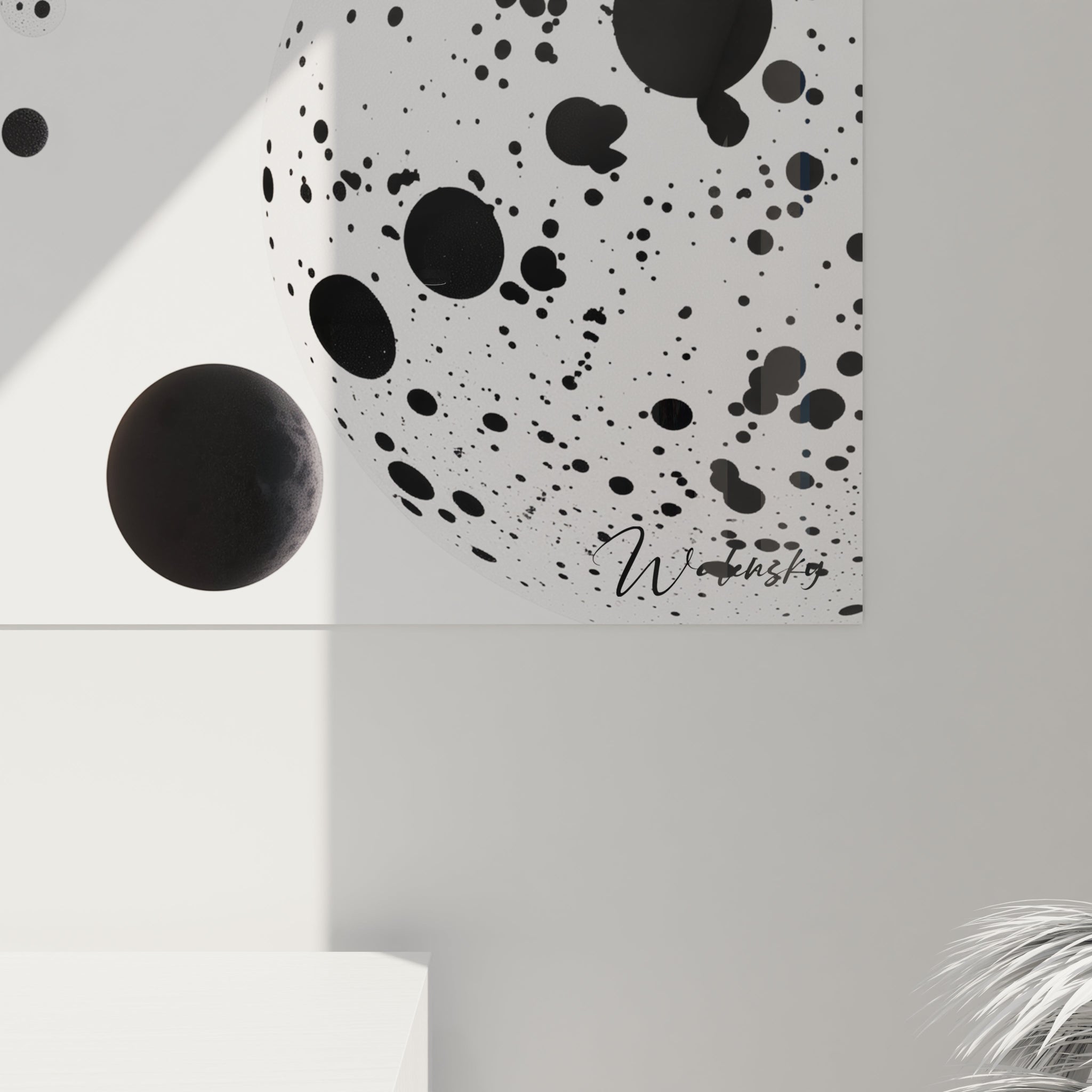 Tableau tacheté noir et blanc de Walensky avec des motifs de cercles sur fond clair