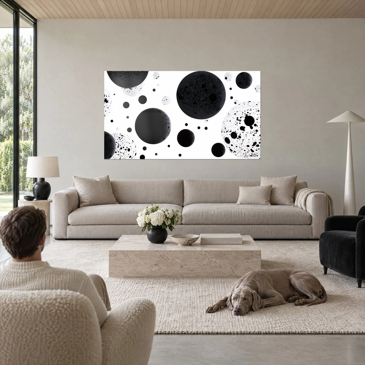 Quadro di sfere fluttuanti nere maculate di bianco su fondo avorio, Weimaraner sdraiato sopra un divano in un soggiorno luminoso