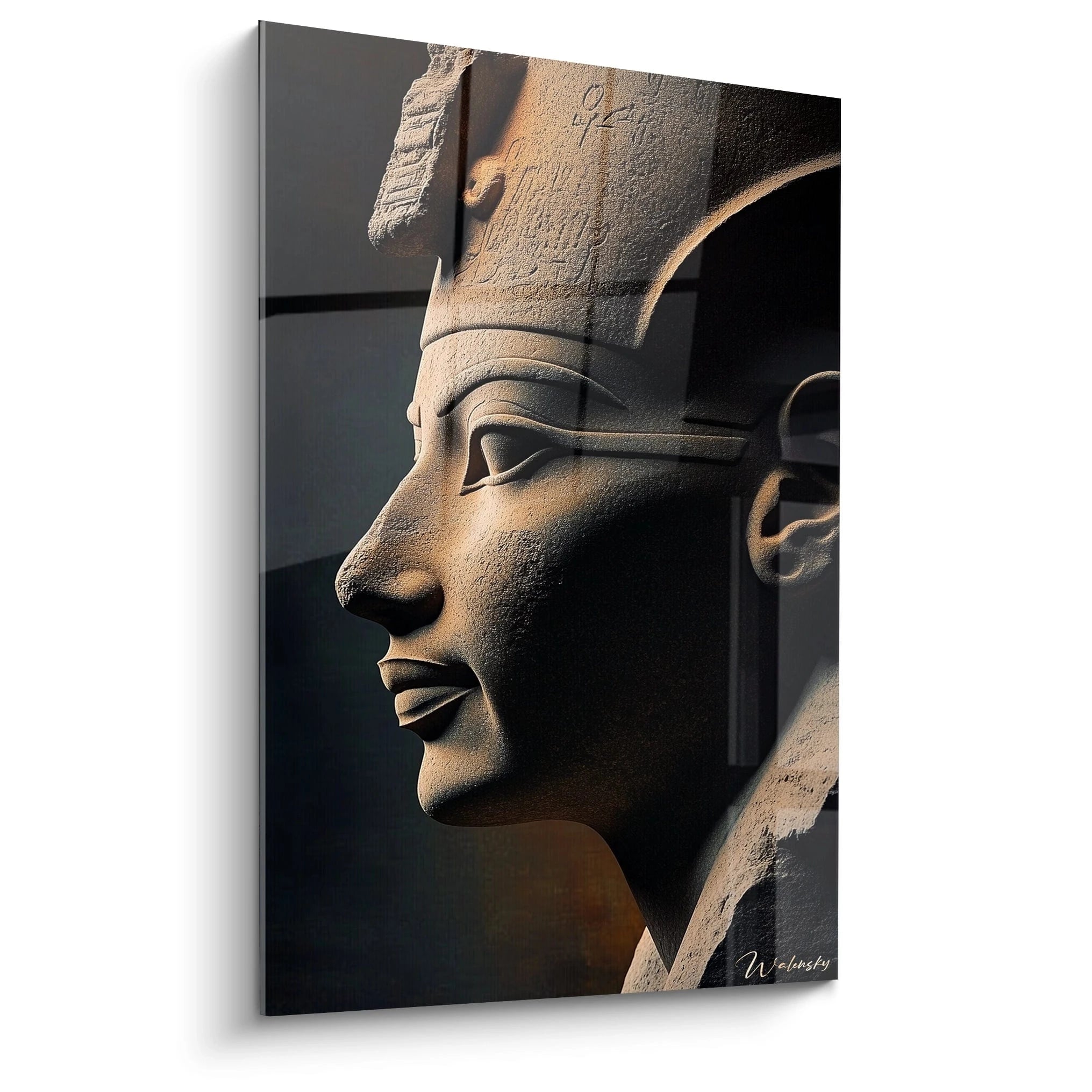 Un tableau Sphinx égyptien présentant un profil sculpté en pierre beige, avec détails d'érosion naturelle, éclairé par une lumière latérale qui accentue les reliefs et textures de ce gardien légendaire, sur fond noir profond.

