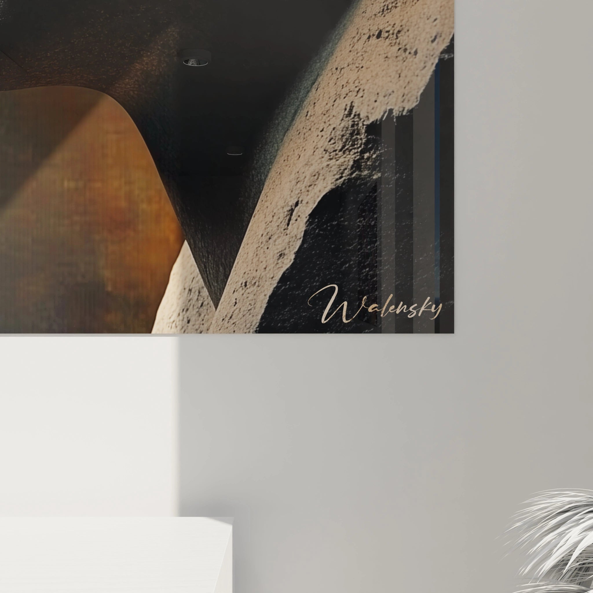 Un tableau visage du Sphinx capturé de profil avec expression énigmatique et sereine, détails sculptés dans la pierre beige-dorée, jeu d'ombres dramatiques accentuant les reliefs, texture granuleuse authentique évoquant le calcaire ancien.
