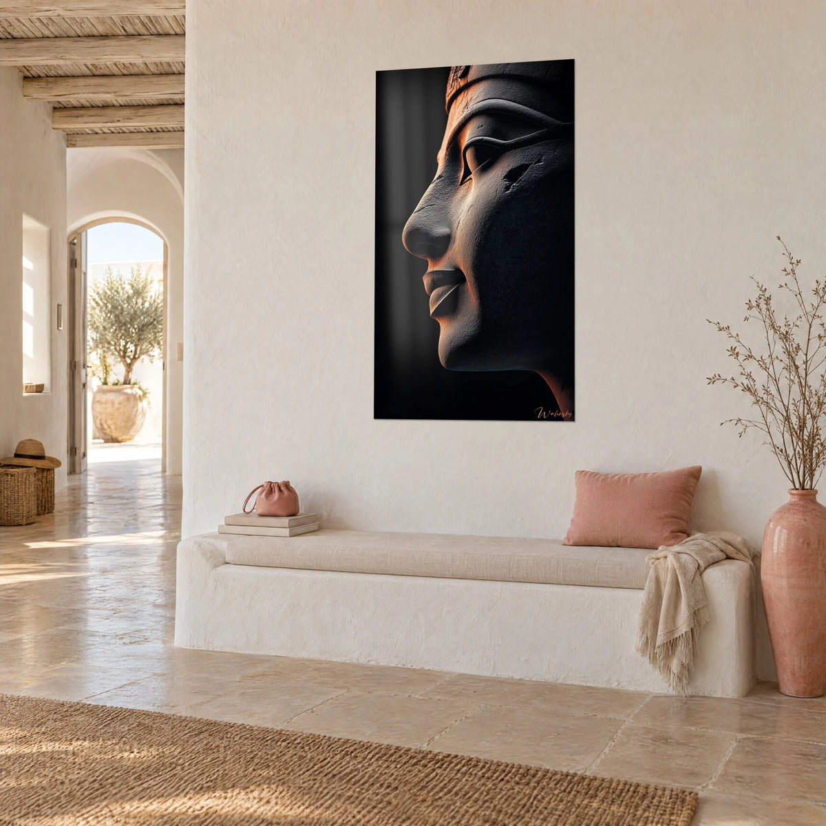 Quadro volto regale egizio in pietra screpolata, ombre di carbone e riflessi ramati, parete bianca, panca e vaso rosa, vista di tre quarti