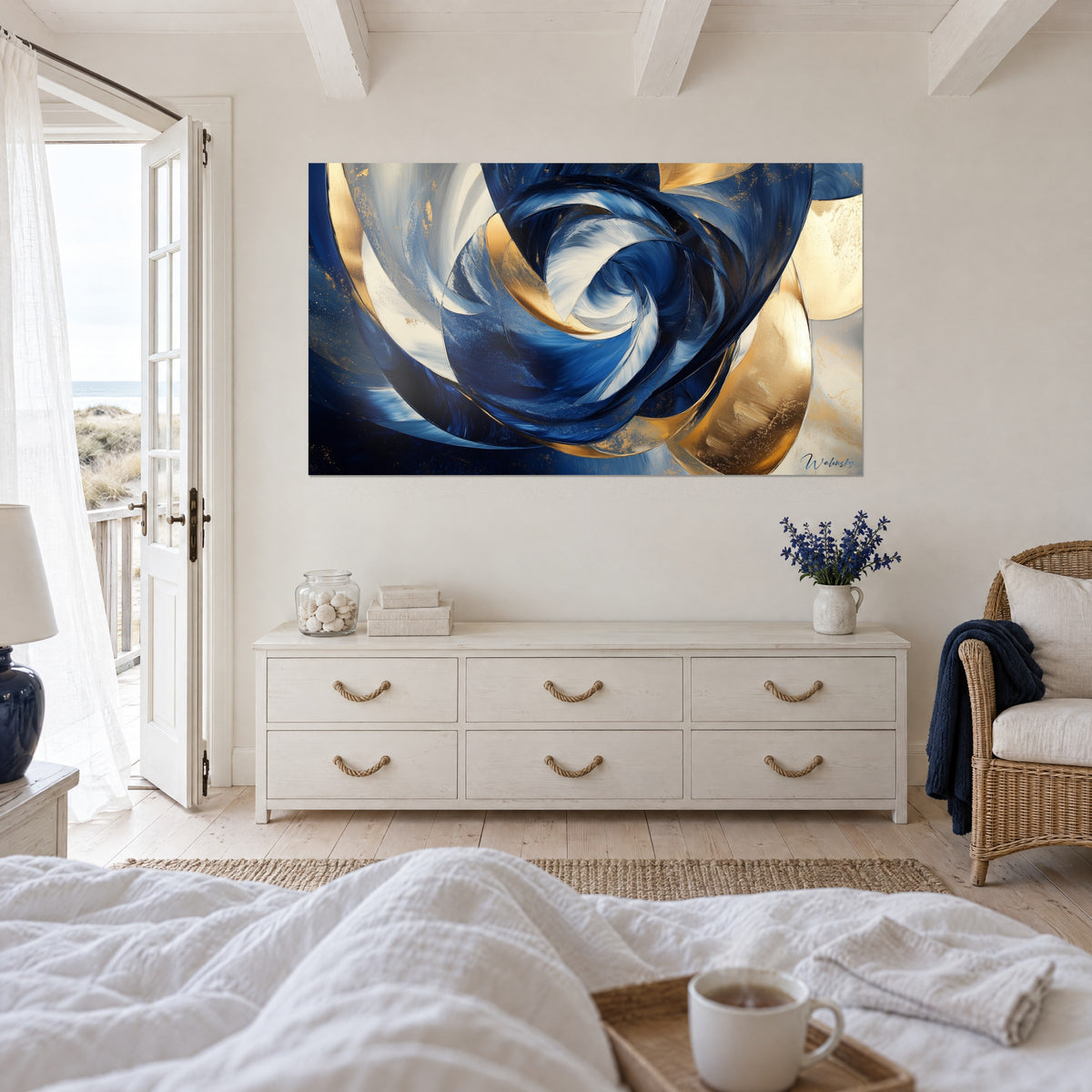 Cuadro con vórtice de pétalos índigo y oro martillado, cubierto con lino blanco, encima de una cama en un dormitorio luminoso