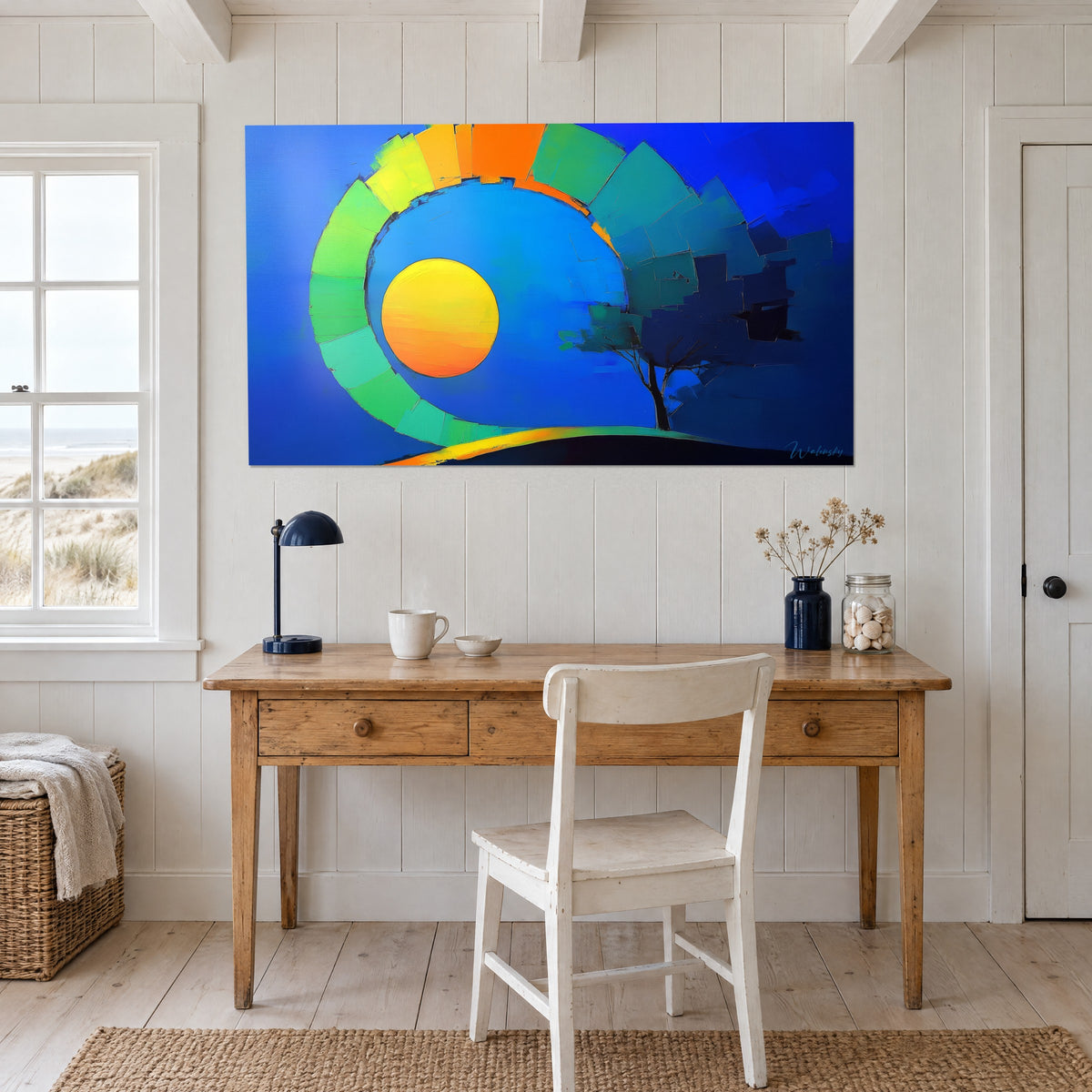 Tableau abstrait cosmique, sphère jaune et orange encerclée de carreaux verts sur fond bleu électrique, au-dessus d'un bureau en bois clair