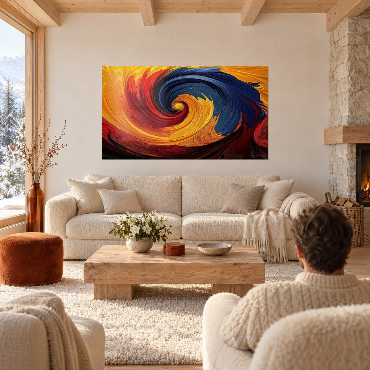 Quadro vortice d'oro, rosso e blu notte, un uomo di spalle sopra un divano in un soggiorno luminoso