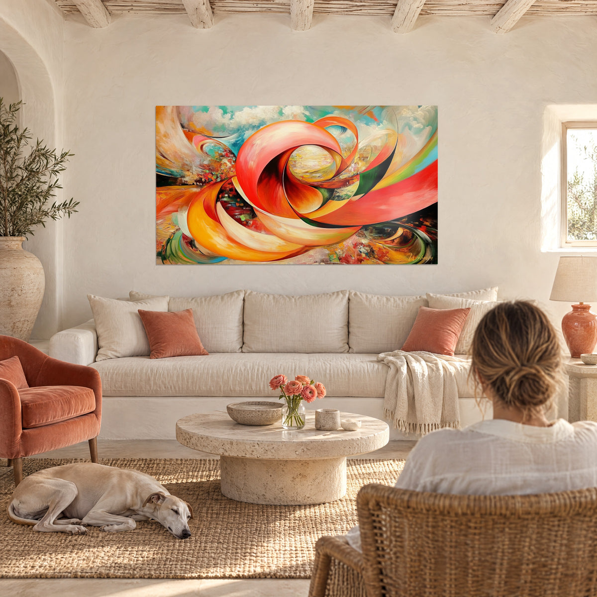 Tableau spirale de rubans rouge corail et orange sur ciel turquoise, accroché au-dessus d'un canapé dans un salon lumineux